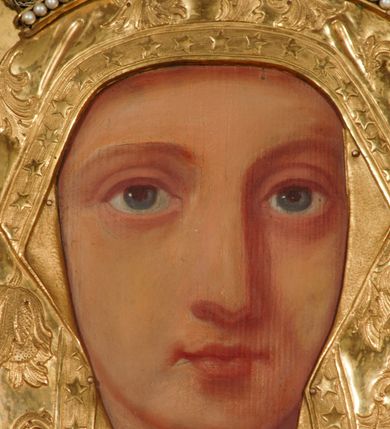 Zdjęcie nr 11: Ołtarz przyścienny, narożny, usytuowany po prawej stronie, w pierwszym od prezbiterium przęśle nawy, przy ścianie tęczowej. Architektoniczny, jednokondygnacyjny ze zwieńczeniem. Mensa murowana, prostopadłościenna, w typie skrzyniowym, z relikwiami nieznanego z imienia jednego ze świętych męczenników. Antepedium z blachy w drewnianej ramie, z monogramem imienia Jezus w centrum. Niewielkie, drewniane tabernakulum architektoniczne, na cokole. Jednoskrzydłowe drzwiczki zdobione płaskorzeźbionym kielichem z hostią, flankowane pilastrami o trzonach spływających wolutowo, podtrzymujących wyłamany gzyms. Nastawa ołtarzowa wsparta na flankujących mensę wysokich, dwudzielnych postumentach, dekorowanych złoconymi płycinami zdobionymi rocaille'em. Części boczne na całej wysokości ustawione ukośnie w stosunku do osi środkowej ołtarza. Wysunięte przed zdwojone pilastry z trzonami dekorowanymi rocaille'ami, kolumny o kanelowanych na całej wysokości, złoconych trzonach i kompozytowych kapitelach, dźwigają bogato profilowane, gierowane, pełne belkowanie, wyłamane na osi podpór. Wieńczy je przerwany, półkolisty przyczółek. W polu nastawy złocona, profilowana rama o kształcie stojącego, podciętego półkoliście u podstawy prostokąta zamkniętego łukiem wklęsło-wypukłym z uskokiem. Poniżej i powyżej złocone aplikacje w formie mocno przestylizowanych liści akantu i muszli palmetowych. Wewnątrz wysuwane dwa obrazy: z Matką Boską Różańcową w sukience i ze św. Anną (obecnie niedostępny – popsuty mechanizm wysuwający). Na belkowaniu osadzony rocaille'owy kartusz. Zwieńczenie o wykrojonych wolutowo bokach zamknięte łukiem wklęsło-wypukłym, utworzonym przez dwie przeciwstawne woluty. U szczytu złocona, ażurowo wycinana muszla palmetowa. W polu zwieńczenia obraz na płótnie ze św. Józefem i Dzieciątkiem w kształcie stojącego prostokąta o ściętych krawędziach dolnych i wklęsłych bokach, zamkniętego łukiem wklęsło-wypukłym z uskokiem. Flankują go dwie niewielkie aplikacje rocaille'owe. Na tylne postumenty cokołu spływają woluty, lewa z monogramem maryjnym. 
Ołtarz obecnie przemalowany na kremowo. Ornamenty, załamania profili, ramy, trzony kolumn są złocone.