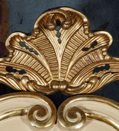 Zdjęcie nr 14: Ołtarz przyścienny, narożny, usytuowany po prawej stronie, w pierwszym od prezbiterium przęśle nawy, przy ścianie tęczowej. Architektoniczny, jednokondygnacyjny ze zwieńczeniem. Mensa murowana, prostopadłościenna, w typie skrzyniowym, z relikwiami nieznanego z imienia jednego ze świętych męczenników. Antepedium z blachy w drewnianej ramie, z monogramem imienia Jezus w centrum. Niewielkie, drewniane tabernakulum architektoniczne, na cokole. Jednoskrzydłowe drzwiczki zdobione płaskorzeźbionym kielichem z hostią, flankowane pilastrami o trzonach spływających wolutowo, podtrzymujących wyłamany gzyms. Nastawa ołtarzowa wsparta na flankujących mensę wysokich, dwudzielnych postumentach, dekorowanych złoconymi płycinami zdobionymi rocaille'em. Części boczne na całej wysokości ustawione ukośnie w stosunku do osi środkowej ołtarza. Wysunięte przed zdwojone pilastry z trzonami dekorowanymi rocaille'ami, kolumny o kanelowanych na całej wysokości, złoconych trzonach i kompozytowych kapitelach, dźwigają bogato profilowane, gierowane, pełne belkowanie, wyłamane na osi podpór. Wieńczy je przerwany, półkolisty przyczółek. W polu nastawy złocona, profilowana rama o kształcie stojącego, podciętego półkoliście u podstawy prostokąta zamkniętego łukiem wklęsło-wypukłym z uskokiem. Poniżej i powyżej złocone aplikacje w formie mocno przestylizowanych liści akantu i muszli palmetowych. Wewnątrz wysuwane dwa obrazy: z Matką Boską Różańcową w sukience i ze św. Anną (obecnie niedostępny – popsuty mechanizm wysuwający). Na belkowaniu osadzony rocaille'owy kartusz. Zwieńczenie o wykrojonych wolutowo bokach zamknięte łukiem wklęsło-wypukłym, utworzonym przez dwie przeciwstawne woluty. U szczytu złocona, ażurowo wycinana muszla palmetowa. W polu zwieńczenia obraz na płótnie ze św. Józefem i Dzieciątkiem w kształcie stojącego prostokąta o ściętych krawędziach dolnych i wklęsłych bokach, zamkniętego łukiem wklęsło-wypukłym z uskokiem. Flankują go dwie niewielkie aplikacje rocaille'owe. Na tylne postumenty cokołu spływają woluty, lewa z monogramem maryjnym. 
Ołtarz obecnie przemalowany na kremowo. Ornamenty, załamania profili, ramy, trzony kolumn są złocone.