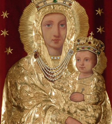 Zdjęcie nr 8: Ołtarz przyścienny, narożny, usytuowany po prawej stronie, w pierwszym od prezbiterium przęśle nawy, przy ścianie tęczowej. Architektoniczny, jednokondygnacyjny ze zwieńczeniem. Mensa murowana, prostopadłościenna, w typie skrzyniowym, z relikwiami nieznanego z imienia jednego ze świętych męczenników. Antepedium z blachy w drewnianej ramie, z monogramem imienia Jezus w centrum. Niewielkie, drewniane tabernakulum architektoniczne, na cokole. Jednoskrzydłowe drzwiczki zdobione płaskorzeźbionym kielichem z hostią, flankowane pilastrami o trzonach spływających wolutowo, podtrzymujących wyłamany gzyms. Nastawa ołtarzowa wsparta na flankujących mensę wysokich, dwudzielnych postumentach, dekorowanych złoconymi płycinami zdobionymi rocaille&#039;em. Części boczne na całej wysokości ustawione ukośnie w stosunku do osi środkowej ołtarza. Wysunięte przed zdwojone pilastry z trzonami dekorowanymi rocaille&#039;ami, kolumny o kanelowanych na całej wysokości, złoconych trzonach i kompozytowych kapitelach, dźwigają bogato profilowane, gierowane, pełne belkowanie, wyłamane na osi podpór. Wieńczy je przerwany, półkolisty przyczółek. W polu nastawy złocona, profilowana rama o kształcie stojącego, podciętego półkoliście u podstawy prostokąta zamkniętego łukiem wklęsło-wypukłym z uskokiem. Poniżej i powyżej złocone aplikacje w formie mocno przestylizowanych liści akantu i muszli palmetowych. Wewnątrz wysuwane dwa obrazy: z Matką Boską Różańcową w sukience i ze św. Anną (obecnie niedostępny – popsuty mechanizm wysuwający). Na belkowaniu osadzony rocaille&#039;owy kartusz. Zwieńczenie o wykrojonych wolutowo bokach zamknięte łukiem wklęsło-wypukłym, utworzonym przez dwie przeciwstawne woluty. U szczytu złocona, ażurowo wycinana muszla palmetowa. W polu zwieńczenia obraz na płótnie ze św. Józefem i Dzieciątkiem w kształcie stojącego prostokąta o ściętych krawędziach dolnych i wklęsłych bokach, zamkniętego łukiem wklęsło-wypukłym z uskokiem. Flankują go dwie niewielkie aplikacje rocaille&#039;owe. Na tylne postumenty cokołu spływają woluty, lewa z monogramem maryjnym. 
Ołtarz obecnie przemalowany na kremowo. Ornamenty, załamania profili, ramy, trzony kolumn są złocone.