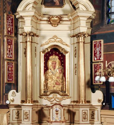 Zdjęcie nr 1: Ołtarz przyścienny, narożny, usytuowany po prawej stronie, w pierwszym od prezbiterium przęśle nawy, przy ścianie tęczowej. Architektoniczny, jednokondygnacyjny ze zwieńczeniem. Mensa murowana, prostopadłościenna, w typie skrzyniowym, z relikwiami nieznanego z imienia jednego ze świętych męczenników. Antepedium z blachy w drewnianej ramie, z monogramem imienia Jezus w centrum. Niewielkie, drewniane tabernakulum architektoniczne, na cokole. Jednoskrzydłowe drzwiczki zdobione płaskorzeźbionym kielichem z hostią, flankowane pilastrami o trzonach spływających wolutowo, podtrzymujących wyłamany gzyms. Nastawa ołtarzowa wsparta na flankujących mensę wysokich, dwudzielnych postumentach, dekorowanych złoconymi płycinami zdobionymi rocaille&#039;em. Części boczne na całej wysokości ustawione ukośnie w stosunku do osi środkowej ołtarza. Wysunięte przed zdwojone pilastry z trzonami dekorowanymi rocaille&#039;ami, kolumny o kanelowanych na całej wysokości, złoconych trzonach i kompozytowych kapitelach, dźwigają bogato profilowane, gierowane, pełne belkowanie, wyłamane na osi podpór. Wieńczy je przerwany, półkolisty przyczółek. W polu nastawy złocona, profilowana rama o kształcie stojącego, podciętego półkoliście u podstawy prostokąta zamkniętego łukiem wklęsło-wypukłym z uskokiem. Poniżej i powyżej złocone aplikacje w formie mocno przestylizowanych liści akantu i muszli palmetowych. Wewnątrz wysuwane dwa obrazy: z Matką Boską Różańcową w sukience i ze św. Anną (obecnie niedostępny – popsuty mechanizm wysuwający). Na belkowaniu osadzony rocaille&#039;owy kartusz. Zwieńczenie o wykrojonych wolutowo bokach zamknięte łukiem wklęsło-wypukłym, utworzonym przez dwie przeciwstawne woluty. U szczytu złocona, ażurowo wycinana muszla palmetowa. W polu zwieńczenia obraz na płótnie ze św. Józefem i Dzieciątkiem w kształcie stojącego prostokąta o ściętych krawędziach dolnych i wklęsłych bokach, zamkniętego łukiem wklęsło-wypukłym z uskokiem. Flankują go dwie niewielkie aplikacje rocaille&#039;owe. Na tylne postumenty cokołu spływają woluty, lewa z monogramem maryjnym. 
Ołtarz obecnie przemalowany na kremowo. Ornamenty, załamania profili, ramy, trzony kolumn są złocone.