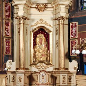 Zdjęcie nr 1: Ołtarz przyścienny, narożny, usytuowany po prawej stronie, w pierwszym od prezbiterium przęśle nawy, przy ścianie tęczowej. Architektoniczny, jednokondygnacyjny ze zwieńczeniem. Mensa murowana, prostopadłościenna, w typie skrzyniowym, z relikwiami nieznanego z imienia jednego ze świętych męczenników. Antepedium z blachy w drewnianej ramie, z monogramem imienia Jezus w centrum. Niewielkie, drewniane tabernakulum architektoniczne, na cokole. Jednoskrzydłowe drzwiczki zdobione płaskorzeźbionym kielichem z hostią, flankowane pilastrami o trzonach spływających wolutowo, podtrzymujących wyłamany gzyms. Nastawa ołtarzowa wsparta na flankujących mensę wysokich, dwudzielnych postumentach, dekorowanych złoconymi płycinami zdobionymi rocaille'em. Części boczne na całej wysokości ustawione ukośnie w stosunku do osi środkowej ołtarza. Wysunięte przed zdwojone pilastry z trzonami dekorowanymi rocaille'ami, kolumny o kanelowanych na całej wysokości, złoconych trzonach i kompozytowych kapitelach, dźwigają bogato profilowane, gierowane, pełne belkowanie, wyłamane na osi podpór. Wieńczy je przerwany, półkolisty przyczółek. W polu nastawy złocona, profilowana rama o kształcie stojącego, podciętego półkoliście u podstawy prostokąta zamkniętego łukiem wklęsło-wypukłym z uskokiem. Poniżej i powyżej złocone aplikacje w formie mocno przestylizowanych liści akantu i muszli palmetowych. Wewnątrz wysuwane dwa obrazy: z Matką Boską Różańcową w sukience i ze św. Anną (obecnie niedostępny – popsuty mechanizm wysuwający). Na belkowaniu osadzony rocaille'owy kartusz. Zwieńczenie o wykrojonych wolutowo bokach zamknięte łukiem wklęsło-wypukłym, utworzonym przez dwie przeciwstawne woluty. U szczytu złocona, ażurowo wycinana muszla palmetowa. W polu zwieńczenia obraz na płótnie ze św. Józefem i Dzieciątkiem w kształcie stojącego prostokąta o ściętych krawędziach dolnych i wklęsłych bokach, zamkniętego łukiem wklęsło-wypukłym z uskokiem. Flankują go dwie niewielkie aplikacje rocaille'owe. Na tylne postumenty cokołu spływają woluty, lewa z monogramem maryjnym. 
Ołtarz obecnie przemalowany na kremowo. Ornamenty, załamania profili, ramy, trzony kolumn są złocone.