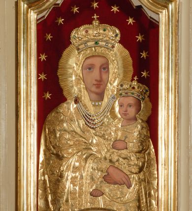 Zdjęcie nr 9: Ołtarz przyścienny, narożny, usytuowany po prawej stronie, w pierwszym od prezbiterium przęśle nawy, przy ścianie tęczowej. Architektoniczny, jednokondygnacyjny ze zwieńczeniem. Mensa murowana, prostopadłościenna, w typie skrzyniowym, z relikwiami nieznanego z imienia jednego ze świętych męczenników. Antepedium z blachy w drewnianej ramie, z monogramem imienia Jezus w centrum. Niewielkie, drewniane tabernakulum architektoniczne, na cokole. Jednoskrzydłowe drzwiczki zdobione płaskorzeźbionym kielichem z hostią, flankowane pilastrami o trzonach spływających wolutowo, podtrzymujących wyłamany gzyms. Nastawa ołtarzowa wsparta na flankujących mensę wysokich, dwudzielnych postumentach, dekorowanych złoconymi płycinami zdobionymi rocaille&#039;em. Części boczne na całej wysokości ustawione ukośnie w stosunku do osi środkowej ołtarza. Wysunięte przed zdwojone pilastry z trzonami dekorowanymi rocaille&#039;ami, kolumny o kanelowanych na całej wysokości, złoconych trzonach i kompozytowych kapitelach, dźwigają bogato profilowane, gierowane, pełne belkowanie, wyłamane na osi podpór. Wieńczy je przerwany, półkolisty przyczółek. W polu nastawy złocona, profilowana rama o kształcie stojącego, podciętego półkoliście u podstawy prostokąta zamkniętego łukiem wklęsło-wypukłym z uskokiem. Poniżej i powyżej złocone aplikacje w formie mocno przestylizowanych liści akantu i muszli palmetowych. Wewnątrz wysuwane dwa obrazy: z Matką Boską Różańcową w sukience i ze św. Anną (obecnie niedostępny – popsuty mechanizm wysuwający). Na belkowaniu osadzony rocaille&#039;owy kartusz. Zwieńczenie o wykrojonych wolutowo bokach zamknięte łukiem wklęsło-wypukłym, utworzonym przez dwie przeciwstawne woluty. U szczytu złocona, ażurowo wycinana muszla palmetowa. W polu zwieńczenia obraz na płótnie ze św. Józefem i Dzieciątkiem w kształcie stojącego prostokąta o ściętych krawędziach dolnych i wklęsłych bokach, zamkniętego łukiem wklęsło-wypukłym z uskokiem. Flankują go dwie niewielkie aplikacje rocaille&#039;owe. Na tylne postumenty cokołu spływają woluty, lewa z monogramem maryjnym. 
Ołtarz obecnie przemalowany na kremowo. Ornamenty, załamania profili, ramy, trzony kolumn są złocone.