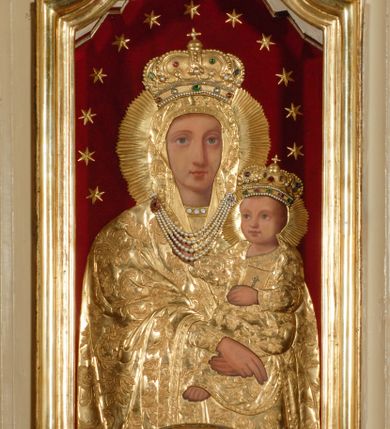 Zdjęcie nr 1: Obraz w kształcie stojącego prostokąta zamkniętego łukiem wklęsło-wypukłym z uskokiem, w profilowanej, złoconej ramie. W centrum ukazana frontalnie, w półpostaci Maria z siedzącym Jezusem na jej lewym ramieniu. Prawą ręką ułożoną w geście błogosławieństwa podtrzymuje Dzieciątko. Chrystus z głową w trzech czwartych zwróconą w stronę matki, w lewej ręce trzyma zamkniętą księgę, prawą, wyciągniętą ku górze, błogosławi. Na obraz nałożona złocona, tłoczona sukienka osłaniająca tułów, partie szat postaci oraz nimby, zdobiona motywami roślinnymi. Obie postaci mają nałożone metalowe, złocone korony dekorowane perłami i kamieniami szlachetnymi. Maria ma dodatkowo naszyjnik złożony z czterech sznurów pereł. Twarze o jasnych, miękko modelowanych karnacjach, z dużymi okrągłymi oczami i wydatnymi nosami. Tło jednolite, wyłożone ciemnoczerwoną tkaniną z nałożonymi wokół głowy Marii metalowymi gwiazdami.