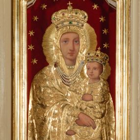 Zdjęcie nr 1: Obraz w kształcie stojącego prostokąta zamkniętego łukiem wklęsło-wypukłym z uskokiem, w profilowanej, złoconej ramie. W centrum ukazana frontalnie, w półpostaci Maria z siedzącym Jezusem na jej lewym ramieniu. Prawą ręką ułożoną w geście błogosławieństwa podtrzymuje Dzieciątko. Chrystus z głową w trzech czwartych zwróconą w stronę matki, w lewej ręce trzyma zamkniętą księgę, prawą, wyciągniętą ku górze, błogosławi. Na obraz nałożona złocona, tłoczona sukienka osłaniająca tułów, partie szat postaci oraz nimby, zdobiona motywami roślinnymi. Obie postaci mają nałożone metalowe, złocone korony dekorowane perłami i kamieniami szlachetnymi. Maria ma dodatkowo naszyjnik złożony z czterech sznurów pereł. Twarze o jasnych, miękko modelowanych karnacjach, z dużymi okrągłymi oczami i wydatnymi nosami. Tło jednolite, wyłożone ciemnoczerwoną tkaniną z nałożonymi wokół głowy Marii metalowymi gwiazdami.