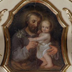 Zdjęcie nr 1: Obraz umieszczony w zwieńczeniu prawego ołtarza bocznego pw. Matki Boskiej Różańcowej. W złoconej, profilowanej ramie w kształcie stojącego prostokąta o ściętych, dolnych narożach i lekko wklęsłych bokach, zamkniętego łukiem wklesło-wypukłym z uskokiem. Święty Józef ukazany frontalnie, w półpostaci, jako dojrzały mężczyzna z któtkimi, ciemnymi włosami, wąsami i brodą.  Lewą ręką podtrzymuje od tyłu stojące Dzieciątko, prawą dotyka jego dłoni. Swoją głowę kieruje lekko ku dołowi, w stronę Chrystusa. Ubrany w prostą, ciemną szatę z długimi rękawami. Dzieciątko stoi bokiem na stole, ławie (?). Jego okrągłą, pucołowatą twarz z dużymi, okrągłymi oczami okalają jasne, lekko kręcone włosy. Wokół bioder ma pas białej, lekko przeźroczystej materii. W lewej dłoni trzyma kwiat lilii. Wokół głów obu postaci, delikatnie zaznaczone świetliste nimby. Tło ciemne, jednolite. Miękki modelunek światłocieniowy o łagodnych przejściach tonalnych. Kolorystyka ciepła.