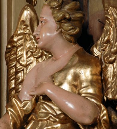 Zdjęcie nr 10: Ołtarz przyścienny, narożny, usytuowany po lewej stronie, w pierwszym od prezbiterium przęśle nawy, przy ścianie tęczowej. Architektoniczny, jednokondygnacyjny ze zwieńczeniem. Mensa murowana, prostopadłościenna, w typie skrzyniowym, z relikwiami nieznanego z imienia świętego męczennika. Antepedium z blachy w drewnianej ramie, z monogramem maryjnym w centrum. Niewielkie, drewniane tabernakulum jednodrzwiowe; lekko wypukłe drzwiczki zdobione płaskorzeźbionym kielichem z hostią wkomponowanym w złoconą płycinę zamkniętą łukiem nadwieszonym. Boki tabernakulum ujęte wolutowymi esownicami ustawionymi ukośnie w stosunku do jego lica. Zwieńczenie w formie przeciwstawnych wolut zdobionych rocaille&#039;em. Nastawa ołtarzowa wsparta na flankujących mensę wysokich, dwudzielnych postumentach dekorowanych złoconymi płycinami zdobionymi rocaille&#039;em. Części boczne na całej wysokości ustawione ukośnie w stosunku do osi środkowej ołtarza. Wysunięte przed zdwojone pilastry z trzonami dekorowanymi rocaille&#039;ami, kolumny o kanelowanych na całej wysokości, złoconych trzonach i kompozytowych kapitelach, dźwigają bogato profilowane, gierowane, pełne belkowanie, wyłamane na osi podpór. Wieńczy je przerwany, półkolisty przyczółek. W polu nastawy złocona, profilowana rama o kształcie stojącego prostokąta zamkniętego łukiem wklęsło-wypukłym z uskokiem. Na jej boku, z prawej strony nałożona złocona aplikacja kwiatowa. Wewnątrz wysuwane dwa obrazy: z Matką Boską Niepokalanie Poczętą i Aniołem Stróżem (obecnie wyjęty) pędzla Wojciecha Eljasza-Radzikowskiego. Na belkowaniu osadzony rocaille&#039;owy kartusz. Zwieńczenie o wykrojonych wolutowo bokach zamknięte łukiem wklęsło-wypukłym utworzonym przez dwie przeciwstawne woluty. U szczytu złocona, ażurowo wycinana, muszla palmetowa. W polu obraz na blasze ze św. Antonim Padewskim i Dzieciątkiem Jezus w kształcie stojącego prostokąta o ściętych krawędziach dolnych i wklęsłych bokach, zamkniętego łukiem wklęsło-wypukłym z uskokiem. Flankują go dwie, niewielkie aplikacje rocaille&#039;owe. Na tylnych postumentach cokołu dwie dużych rozmiarów, pełnoplastyczne rzeźby aniołów. Postaci stojące w silnym kontrapoście, o tanecznych, dynamicznych pozach. Ciała muskularne, odziane w bogate, złocone, mocno fałdowane szaty. Skrzydła złocone, karnacje polichromowane. Po obu bokach ołtarza niewielkie uszy utworzone z rocaille&#039;ów. Ołtarz obecnie przemalowany na kremowo. Ornamenty, załamania profili, ramy, trzony kolumn złocone.