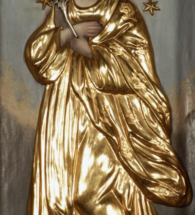 Zdjęcie nr 25: Ołtarz przyścienny, narożny, usytuowany po lewej stronie, w pierwszym od prezbiterium przęśle nawy, przy ścianie tęczowej. Architektoniczny, jednokondygnacyjny ze zwieńczeniem. Mensa murowana, prostopadłościenna, w typie skrzyniowym, z relikwiami nieznanego z imienia świętego męczennika. Antepedium z blachy w drewnianej ramie, z monogramem maryjnym w centrum. Niewielkie, drewniane tabernakulum jednodrzwiowe; lekko wypukłe drzwiczki zdobione płaskorzeźbionym kielichem z hostią wkomponowanym w złoconą płycinę zamkniętą łukiem nadwieszonym. Boki tabernakulum ujęte wolutowymi esownicami ustawionymi ukośnie w stosunku do jego lica. Zwieńczenie w formie przeciwstawnych wolut zdobionych rocaille'em. Nastawa ołtarzowa wsparta na flankujących mensę wysokich, dwudzielnych postumentach dekorowanych złoconymi płycinami zdobionymi rocaille'em. Części boczne na całej wysokości ustawione ukośnie w stosunku do osi środkowej ołtarza. Wysunięte przed zdwojone pilastry z trzonami dekorowanymi rocaille'ami, kolumny o kanelowanych na całej wysokości, złoconych trzonach i kompozytowych kapitelach, dźwigają bogato profilowane, gierowane, pełne belkowanie, wyłamane na osi podpór. Wieńczy je przerwany, półkolisty przyczółek. W polu nastawy złocona, profilowana rama o kształcie stojącego prostokąta zamkniętego łukiem wklęsło-wypukłym z uskokiem. Na jej boku, z prawej strony nałożona złocona aplikacja kwiatowa. Wewnątrz wysuwane dwa obrazy: z Matką Boską Niepokalanie Poczętą i Aniołem Stróżem (obecnie wyjęty) pędzla Wojciecha Eljasza-Radzikowskiego. Na belkowaniu osadzony rocaille'owy kartusz. Zwieńczenie o wykrojonych wolutowo bokach zamknięte łukiem wklęsło-wypukłym utworzonym przez dwie przeciwstawne woluty. U szczytu złocona, ażurowo wycinana, muszla palmetowa. W polu obraz na blasze ze św. Antonim Padewskim i Dzieciątkiem Jezus w kształcie stojącego prostokąta o ściętych krawędziach dolnych i wklęsłych bokach, zamkniętego łukiem wklęsło-wypukłym z uskokiem. Flankują go dwie, niewielkie aplikacje rocaille'owe. Na tylnych postumentach cokołu dwie dużych rozmiarów, pełnoplastyczne rzeźby aniołów. Postaci stojące w silnym kontrapoście, o tanecznych, dynamicznych pozach. Ciała muskularne, odziane w bogate, złocone, mocno fałdowane szaty. Skrzydła złocone, karnacje polichromowane. Po obu bokach ołtarza niewielkie uszy utworzone z rocaille'ów. Ołtarz obecnie przemalowany na kremowo. Ornamenty, załamania profili, ramy, trzony kolumn złocone.