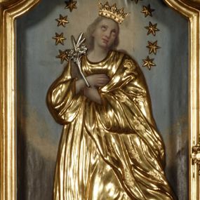 Zdjęcie nr 1: Obraz umieszczony w polu lewego ołtarza bocznego w pierwszym od prezbiterium przęśle nawy kościoła, w kształcie stojącego prostokąta zamkniętego łukiem wklęsło-wypukłym z uskokiem, w profilowanej, złoconej ramie. W centrum stojąca, ukazana frontalnie, całopostaciowo Maria w typie Niepokalanie Poczętej. Postać stojąca na półksiężycu, z głową lekko odchyloną ku górze, skierowaną w prawą stronę i rękoma skrzyżowanymi na piersi. W lewej dłoni trzyma rzeźbioną, srebrzoną lilię. Twarz drobna, okrągła z wypukłym czołem, dużymi, okrągłymi oczami wzniesionymi ku górze i niewielkimi, pełnymi ustami. Policzki zaakcentowane różem. Włosy długie, opadające na plecy w kolorze szaro-brązowym. Maria jest ubrana w obszerne, długie, rozwiane szaty nakładane na obraz drewniane, złocone. Składają się na nie płaszcz i długa suknia. Na głowie drewniana, złocona korona otwarta z rzeźbionymi szlachetnymi kamieniami. Wokół głowy okrąg z 12 drewnianych i złoconych gwiazd. W dole kompozycji płaskorzeźbiony, srebrzony półksiężyc, oraz złocone glob i wąż z jabłkiem w paszczy. Tło malowane, nieokreślonej barwy brązowo-niebieskiej, rozjaśnione wokół głowy Marii i u dołu kompozycji.