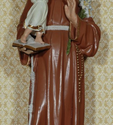 Zdjęcie nr 5: Ołtarz, architektoniczny, przyścienny, jednoosiowy, jednokondygnacyjny ze zwieńczeniem.  Mensa drewniana w postaci stołu wspartego na czterech nogach naśladujących w formie filary z impostowymi kapitelami. Retabulum posadowione na wysokim, dwudzielnym, rozczłonkowanym architektonicznie cokole, dekorowanym prostokątnymi płycinami o złoconych brzegach. Przednie ramiona cokołu ustawione ukośnie w stosunku do osi ołtarza. Na nich kolumny o kompozytowych kapitelach, wysunięte przed pilastry z pseudokorynckimi kapitelami i kanelurowanymi trzonami. Ujęte dołem parą wolut podpory dźwigają wyłamane ponad nimi, pełne belkowanie, przerwane na osi ołtarza. Na nim odcinki przyczółka w postaci wolut. Na architraw belkowania, ponad kapitelami kolumn nałożone pojedyncze liście akantu. Pomiędzy partiami przerwanego belkowania banderola rozpięta w formie półkolistego łuku, z napisem „ŚW(IĘTY) ANTONI MÓDL SIĘ ZA NAMI!". Pola odcinków przyczółka dekorowane złoconymi rocaille'ami. W polu ołtarza prostokątna nisza zamknięta łukiem koszowym z wydatnym kluczem w zwieńczeniu, ujęta złoconą, profilowaną ramą dekorowaną perełkowaniem. W niej pełnoplastyczna figura św. Antoniego Padewskiego. Wysokie, dużych rozmiarów trapezoidalne, ujęte po bokach motywem taśm zwieńczenie zamknięte fragmentem gzymsu w kształcie łuku odcinkowego, na osi którego kartusz wolutowy z motywem gorejącego serca pośrodku. Boki zwieńczenia w górnej partii ujęte parą wolut. Szczyt w formie krzyża na cokole z pary wolutek. W polu owalny obraz w złoconej, profilowanej ramie przedstawiający niezidentyfikowaną świętą. Wizerunek ujmują festony. Po bokach nastawy para figur św. Piotra i św. Pawła na wysuniętych partiach cokołu nastawy. Ołtarz w kolorze białym. Złocenia w partiach ornamentu oraz detalu architektonicznego.