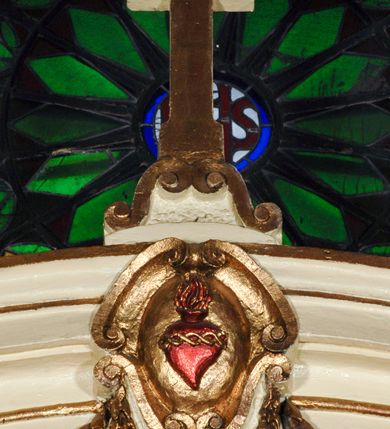 Zdjęcie nr 3: Ołtarz, architektoniczny, przyścienny, jednoosiowy, jednokondygnacyjny ze zwieńczeniem.  Mensa drewniana w postaci stołu wspartego na czterech nogach naśladujących w formie filary z impostowymi kapitelami. Retabulum posadowione na wysokim, dwudzielnym, rozczłonkowanym architektonicznie cokole, dekorowanym prostokątnymi płycinami o złoconych brzegach. Przednie ramiona cokołu ustawione ukośnie w stosunku do osi ołtarza. Na nich kolumny o kompozytowych kapitelach, wysunięte przed pilastry z pseudokorynckimi kapitelami i kanelurowanymi trzonami. Ujęte dołem parą wolut podpory dźwigają wyłamane ponad nimi, pełne belkowanie, przerwane na osi ołtarza. Na nim odcinki przyczółka w postaci wolut. Na architraw belkowania, ponad kapitelami kolumn nałożone pojedyncze liście akantu. Pomiędzy partiami przerwanego belkowania banderola rozpięta w formie półkolistego łuku, z napisem „ŚW(IĘTY) ANTONI MÓDL SIĘ ZA NAMI!&quot;. Pola odcinków przyczółka dekorowane złoconymi rocaille&#039;ami. W polu ołtarza prostokątna nisza zamknięta łukiem koszowym z wydatnym kluczem w zwieńczeniu, ujęta złoconą, profilowaną ramą dekorowaną perełkowaniem. W niej pełnoplastyczna figura św. Antoniego Padewskiego. Wysokie, dużych rozmiarów trapezoidalne, ujęte po bokach motywem taśm zwieńczenie zamknięte fragmentem gzymsu w kształcie łuku odcinkowego, na osi którego kartusz wolutowy z motywem gorejącego serca pośrodku. Boki zwieńczenia w górnej partii ujęte parą wolut. Szczyt w formie krzyża na cokole z pary wolutek. W polu owalny obraz w złoconej, profilowanej ramie przedstawiający niezidentyfikowaną świętą. Wizerunek ujmują festony. Po bokach nastawy para figur św. Piotra i św. Pawła na wysuniętych partiach cokołu nastawy. Ołtarz w kolorze białym. Złocenia w partiach ornamentu oraz detalu architektonicznego.