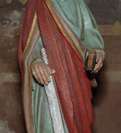 Zdjęcie nr 6: Ołtarz, architektoniczny, przyścienny, jednoosiowy, jednokondygnacyjny ze zwieńczeniem.  Mensa drewniana w postaci stołu wspartego na czterech nogach naśladujących w formie filary z impostowymi kapitelami. Retabulum posadowione na wysokim, dwudzielnym, rozczłonkowanym architektonicznie cokole, dekorowanym prostokątnymi płycinami o złoconych brzegach. Przednie ramiona cokołu ustawione ukośnie w stosunku do osi ołtarza. Na nich kolumny o kompozytowych kapitelach, wysunięte przed pilastry z pseudokorynckimi kapitelami i kanelurowanymi trzonami. Ujęte dołem parą wolut podpory dźwigają wyłamane ponad nimi, pełne belkowanie, przerwane na osi ołtarza. Na nim odcinki przyczółka w postaci wolut. Na architraw belkowania, ponad kapitelami kolumn nałożone pojedyncze liście akantu. Pomiędzy partiami przerwanego belkowania banderola rozpięta w formie półkolistego łuku, z napisem „ŚW(IĘTY) ANTONI MÓDL SIĘ ZA NAMI!&quot;. Pola odcinków przyczółka dekorowane złoconymi rocaille&#039;ami. W polu ołtarza prostokątna nisza zamknięta łukiem koszowym z wydatnym kluczem w zwieńczeniu, ujęta złoconą, profilowaną ramą dekorowaną perełkowaniem. W niej pełnoplastyczna figura św. Antoniego Padewskiego. Wysokie, dużych rozmiarów trapezoidalne, ujęte po bokach motywem taśm zwieńczenie zamknięte fragmentem gzymsu w kształcie łuku odcinkowego, na osi którego kartusz wolutowy z motywem gorejącego serca pośrodku. Boki zwieńczenia w górnej partii ujęte parą wolut. Szczyt w formie krzyża na cokole z pary wolutek. W polu owalny obraz w złoconej, profilowanej ramie przedstawiający niezidentyfikowaną świętą. Wizerunek ujmują festony. Po bokach nastawy para figur św. Piotra i św. Pawła na wysuniętych partiach cokołu nastawy. Ołtarz w kolorze białym. Złocenia w partiach ornamentu oraz detalu architektonicznego.