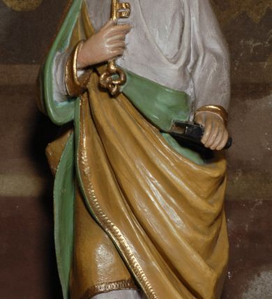 Zdjęcie nr 7: Ołtarz, architektoniczny, przyścienny, jednoosiowy, jednokondygnacyjny ze zwieńczeniem.  Mensa drewniana w postaci stołu wspartego na czterech nogach naśladujących w formie filary z impostowymi kapitelami. Retabulum posadowione na wysokim, dwudzielnym, rozczłonkowanym architektonicznie cokole, dekorowanym prostokątnymi płycinami o złoconych brzegach. Przednie ramiona cokołu ustawione ukośnie w stosunku do osi ołtarza. Na nich kolumny o kompozytowych kapitelach, wysunięte przed pilastry z pseudokorynckimi kapitelami i kanelurowanymi trzonami. Ujęte dołem parą wolut podpory dźwigają wyłamane ponad nimi, pełne belkowanie, przerwane na osi ołtarza. Na nim odcinki przyczółka w postaci wolut. Na architraw belkowania, ponad kapitelami kolumn nałożone pojedyncze liście akantu. Pomiędzy partiami przerwanego belkowania banderola rozpięta w formie półkolistego łuku, z napisem „ŚW(IĘTY) ANTONI MÓDL SIĘ ZA NAMI!". Pola odcinków przyczółka dekorowane złoconymi rocaille'ami. W polu ołtarza prostokątna nisza zamknięta łukiem koszowym z wydatnym kluczem w zwieńczeniu, ujęta złoconą, profilowaną ramą dekorowaną perełkowaniem. W niej pełnoplastyczna figura św. Antoniego Padewskiego. Wysokie, dużych rozmiarów trapezoidalne, ujęte po bokach motywem taśm zwieńczenie zamknięte fragmentem gzymsu w kształcie łuku odcinkowego, na osi którego kartusz wolutowy z motywem gorejącego serca pośrodku. Boki zwieńczenia w górnej partii ujęte parą wolut. Szczyt w formie krzyża na cokole z pary wolutek. W polu owalny obraz w złoconej, profilowanej ramie przedstawiający niezidentyfikowaną świętą. Wizerunek ujmują festony. Po bokach nastawy para figur św. Piotra i św. Pawła na wysuniętych partiach cokołu nastawy. Ołtarz w kolorze białym. Złocenia w partiach ornamentu oraz detalu architektonicznego.