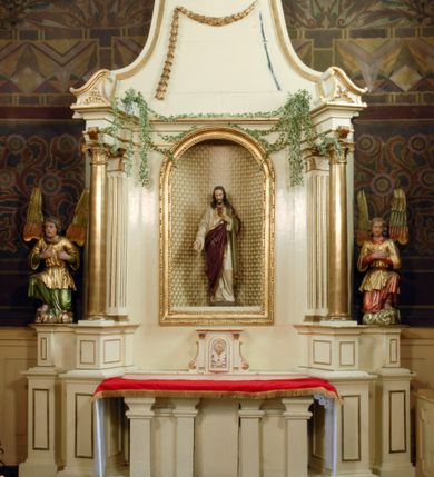 Zdjęcie nr 1: Ołtarz boczny umiejscowniony w prawym ramieniu transeptu, na jego krótszej ścianie. Architektoniczny, przyścienny, jednoosiowy, jednokondygnacyjny ze zwieńczeniem. Mensa drewniana w postaci stołu wspartego na czterech nogach naśladujących w formie filary z impostowymi, niezdobionymi kapitelami. Bez antepedium. Tabernakulum drewniane, skrzynkowe, jednodrzwiowe, w formie architektonicznej. Drzwiczki prostokątne, zamknięte półkoliście z płaskorzeźbionym, złoconym kielichem z hostią umieszczonym na srebrzonych obłokach. Jego lico artykułowane pilastrami o kanelurowanych trzonach i kompozytowych kapitelach, dźwigających wyłamany na ich osi, profilowany gzyms. Całość ujęta wolutami. Retabulum posadowione na wysokim, dwudzielnym, rozczłonkowanym architektonicznie cokole, dekorowanym prostokątnymi płycinami o złoconych brzegach. Przednie ramiona cokołu ustawione ukośnie w stosunku do osi ołtarza. Na nich złocone na całej wysokości kolumny o kompozytowych kapitelach, wysunięte przed pilastry z pseudokorynckimi kapitelami i kanelurowanymi trzonami. Podpory dźwigają wyłamane na ich osi, pełne belkowanie, przerwane na osi ołtarza. Na nim odcinki przyczółka w postaci wolut. Na architraw belkowania, ponad kapitelami kolumn, nałożone pojedyncze liście akantu. Pola odcinków przyczółka dekorowane złoconymi rocaille&#039;ami. W polu ołtarza prostokątna nisza zamknięta łukiem półkolistym. Nisza ujęta złoconą, profilowaną ramą dekorowaną perełkowaniem. W niej pełnoplastyczna figura Chrystusa wskazującego na swoje serce. Wysokie, dużych rozmiarów zwieńczenie w kształcie łuku kotarowego o ściętym wierzchołku zamknięte łukiem wyniesionym, na osi którego kartusz wolutowy z zatkniętym u góry pojedynczym liściem akantu. Podcięte boki zwieńczenia zdobione przy brzegach złoceniem. W polu owalny obraz w złoconej, profilowanej ramie przedstawiający św. Kazimierza królewicza. Poniżej obrazu złocony, płaskorzeźbiony feston złożony z kampanul (brak jego prawej części). Na tylnych postumentach, również ustawionych ukośnie, na niewielkich cokołach, pełnoplastyczne figury klęczących na obłokach aniołów w szatach w kolorze zielonym i czerwonym, ukazanych w dynamicznych pozach. Anioł z lewej strony z dłońmi wskazującymi na piersi, prawy z dłońmi skrzyżowanymi na nich. Figury w pełni polichromowane w partiach karnacji oraz szat, gdzie dodatkowo złocone. Skrzydła utrzymane w tęczowych barwach, częściowo złocone. Wydłużone twarze z długimi wąskimi nosami oraz migdałowymi oczami. Włosy kręcone. Ołtarz pomalowany na kremowo. Złocenia w partiach ornamentu, załomach dekoracji architektonicznej, ramach obrazów oraz na kolumnach (całościowo).