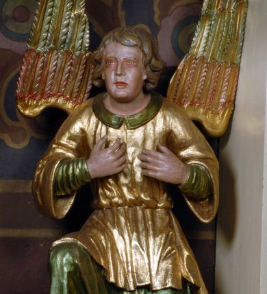 Zdjęcie nr 13: Ołtarz boczny umiejscowniony w prawym ramieniu transeptu, na jego krótszej ścianie. Architektoniczny, przyścienny, jednoosiowy, jednokondygnacyjny ze zwieńczeniem. Mensa drewniana w postaci stołu wspartego na czterech nogach naśladujących w formie filary z impostowymi, niezdobionymi kapitelami. Bez antepedium. Tabernakulum drewniane, skrzynkowe, jednodrzwiowe, w formie architektonicznej. Drzwiczki prostokątne, zamknięte półkoliście z płaskorzeźbionym, złoconym kielichem z hostią umieszczonym na srebrzonych obłokach. Jego lico artykułowane pilastrami o kanelurowanych trzonach i kompozytowych kapitelach, dźwigających wyłamany na ich osi, profilowany gzyms. Całość ujęta wolutami. Retabulum posadowione na wysokim, dwudzielnym, rozczłonkowanym architektonicznie cokole, dekorowanym prostokątnymi płycinami o złoconych brzegach. Przednie ramiona cokołu ustawione ukośnie w stosunku do osi ołtarza. Na nich złocone na całej wysokości kolumny o kompozytowych kapitelach, wysunięte przed pilastry z pseudokorynckimi kapitelami i kanelurowanymi trzonami. Podpory dźwigają wyłamane na ich osi, pełne belkowanie, przerwane na osi ołtarza. Na nim odcinki przyczółka w postaci wolut. Na architraw belkowania, ponad kapitelami kolumn, nałożone pojedyncze liście akantu. Pola odcinków przyczółka dekorowane złoconymi rocaille&#039;ami. W polu ołtarza prostokątna nisza zamknięta łukiem półkolistym. Nisza ujęta złoconą, profilowaną ramą dekorowaną perełkowaniem. W niej pełnoplastyczna figura Chrystusa wskazującego na swoje serce. Wysokie, dużych rozmiarów zwieńczenie w kształcie łuku kotarowego o ściętym wierzchołku zamknięte łukiem wyniesionym, na osi którego kartusz wolutowy z zatkniętym u góry pojedynczym liściem akantu. Podcięte boki zwieńczenia zdobione przy brzegach złoceniem. W polu owalny obraz w złoconej, profilowanej ramie przedstawiający św. Kazimierza królewicza. Poniżej obrazu złocony, płaskorzeźbiony feston złożony z kampanul (brak jego prawej części). Na tylnych postumentach, również ustawionych ukośnie, na niewielkich cokołach, pełnoplastyczne figury klęczących na obłokach aniołów w szatach w kolorze zielonym i czerwonym, ukazanych w dynamicznych pozach. Anioł z lewej strony z dłońmi wskazującymi na piersi, prawy z dłońmi skrzyżowanymi na nich. Figury w pełni polichromowane w partiach karnacji oraz szat, gdzie dodatkowo złocone. Skrzydła utrzymane w tęczowych barwach, częściowo złocone. Wydłużone twarze z długimi wąskimi nosami oraz migdałowymi oczami. Włosy kręcone. Ołtarz pomalowany na kremowo. Złocenia w partiach ornamentu, załomach dekoracji architektonicznej, ramach obrazów oraz na kolumnach (całościowo).