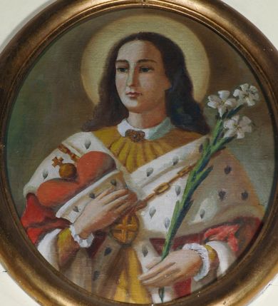 Zdjęcie nr 7: Ołtarz boczny umiejscowniony w prawym ramieniu transeptu, na jego krótszej ścianie. Architektoniczny, przyścienny, jednoosiowy, jednokondygnacyjny ze zwieńczeniem. Mensa drewniana w postaci stołu wspartego na czterech nogach naśladujących w formie filary z impostowymi, niezdobionymi kapitelami. Bez antepedium. Tabernakulum drewniane, skrzynkowe, jednodrzwiowe, w formie architektonicznej. Drzwiczki prostokątne, zamknięte półkoliście z płaskorzeźbionym, złoconym kielichem z hostią umieszczonym na srebrzonych obłokach. Jego lico artykułowane pilastrami o kanelurowanych trzonach i kompozytowych kapitelach, dźwigających wyłamany na ich osi, profilowany gzyms. Całość ujęta wolutami. Retabulum posadowione na wysokim, dwudzielnym, rozczłonkowanym architektonicznie cokole, dekorowanym prostokątnymi płycinami o złoconych brzegach. Przednie ramiona cokołu ustawione ukośnie w stosunku do osi ołtarza. Na nich złocone na całej wysokości kolumny o kompozytowych kapitelach, wysunięte przed pilastry z pseudokorynckimi kapitelami i kanelurowanymi trzonami. Podpory dźwigają wyłamane na ich osi, pełne belkowanie, przerwane na osi ołtarza. Na nim odcinki przyczółka w postaci wolut. Na architraw belkowania, ponad kapitelami kolumn, nałożone pojedyncze liście akantu. Pola odcinków przyczółka dekorowane złoconymi rocaille'ami. W polu ołtarza prostokątna nisza zamknięta łukiem półkolistym. Nisza ujęta złoconą, profilowaną ramą dekorowaną perełkowaniem. W niej pełnoplastyczna figura Chrystusa wskazującego na swoje serce. Wysokie, dużych rozmiarów zwieńczenie w kształcie łuku kotarowego o ściętym wierzchołku zamknięte łukiem wyniesionym, na osi którego kartusz wolutowy z zatkniętym u góry pojedynczym liściem akantu. Podcięte boki zwieńczenia zdobione przy brzegach złoceniem. W polu owalny obraz w złoconej, profilowanej ramie przedstawiający św. Kazimierza królewicza. Poniżej obrazu złocony, płaskorzeźbiony feston złożony z kampanul (brak jego prawej części). Na tylnych postumentach, również ustawionych ukośnie, na niewielkich cokołach, pełnoplastyczne figury klęczących na obłokach aniołów w szatach w kolorze zielonym i czerwonym, ukazanych w dynamicznych pozach. Anioł z lewej strony z dłońmi wskazującymi na piersi, prawy z dłońmi skrzyżowanymi na nich. Figury w pełni polichromowane w partiach karnacji oraz szat, gdzie dodatkowo złocone. Skrzydła utrzymane w tęczowych barwach, częściowo złocone. Wydłużone twarze z długimi wąskimi nosami oraz migdałowymi oczami. Włosy kręcone. Ołtarz pomalowany na kremowo. Złocenia w partiach ornamentu, załomach dekoracji architektonicznej, ramach obrazów oraz na kolumnach (całościowo).