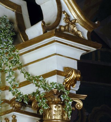 Zdjęcie nr 8: Ołtarz boczny umiejscowniony w prawym ramieniu transeptu, na jego krótszej ścianie. Architektoniczny, przyścienny, jednoosiowy, jednokondygnacyjny ze zwieńczeniem. Mensa drewniana w postaci stołu wspartego na czterech nogach naśladujących w formie filary z impostowymi, niezdobionymi kapitelami. Bez antepedium. Tabernakulum drewniane, skrzynkowe, jednodrzwiowe, w formie architektonicznej. Drzwiczki prostokątne, zamknięte półkoliście z płaskorzeźbionym, złoconym kielichem z hostią umieszczonym na srebrzonych obłokach. Jego lico artykułowane pilastrami o kanelurowanych trzonach i kompozytowych kapitelach, dźwigających wyłamany na ich osi, profilowany gzyms. Całość ujęta wolutami. Retabulum posadowione na wysokim, dwudzielnym, rozczłonkowanym architektonicznie cokole, dekorowanym prostokątnymi płycinami o złoconych brzegach. Przednie ramiona cokołu ustawione ukośnie w stosunku do osi ołtarza. Na nich złocone na całej wysokości kolumny o kompozytowych kapitelach, wysunięte przed pilastry z pseudokorynckimi kapitelami i kanelurowanymi trzonami. Podpory dźwigają wyłamane na ich osi, pełne belkowanie, przerwane na osi ołtarza. Na nim odcinki przyczółka w postaci wolut. Na architraw belkowania, ponad kapitelami kolumn, nałożone pojedyncze liście akantu. Pola odcinków przyczółka dekorowane złoconymi rocaille&#039;ami. W polu ołtarza prostokątna nisza zamknięta łukiem półkolistym. Nisza ujęta złoconą, profilowaną ramą dekorowaną perełkowaniem. W niej pełnoplastyczna figura Chrystusa wskazującego na swoje serce. Wysokie, dużych rozmiarów zwieńczenie w kształcie łuku kotarowego o ściętym wierzchołku zamknięte łukiem wyniesionym, na osi którego kartusz wolutowy z zatkniętym u góry pojedynczym liściem akantu. Podcięte boki zwieńczenia zdobione przy brzegach złoceniem. W polu owalny obraz w złoconej, profilowanej ramie przedstawiający św. Kazimierza królewicza. Poniżej obrazu złocony, płaskorzeźbiony feston złożony z kampanul (brak jego prawej części). Na tylnych postumentach, również ustawionych ukośnie, na niewielkich cokołach, pełnoplastyczne figury klęczących na obłokach aniołów w szatach w kolorze zielonym i czerwonym, ukazanych w dynamicznych pozach. Anioł z lewej strony z dłońmi wskazującymi na piersi, prawy z dłońmi skrzyżowanymi na nich. Figury w pełni polichromowane w partiach karnacji oraz szat, gdzie dodatkowo złocone. Skrzydła utrzymane w tęczowych barwach, częściowo złocone. Wydłużone twarze z długimi wąskimi nosami oraz migdałowymi oczami. Włosy kręcone. Ołtarz pomalowany na kremowo. Złocenia w partiach ornamentu, załomach dekoracji architektonicznej, ramach obrazów oraz na kolumnach (całościowo).