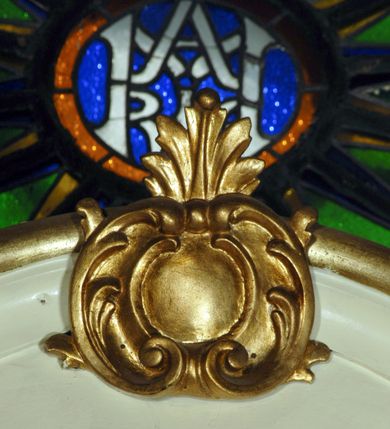 Zdjęcie nr 2: Ołtarz boczny umiejscowniony w prawym ramieniu transeptu, na jego krótszej ścianie. Architektoniczny, przyścienny, jednoosiowy, jednokondygnacyjny ze zwieńczeniem. Mensa drewniana w postaci stołu wspartego na czterech nogach naśladujących w formie filary z impostowymi, niezdobionymi kapitelami. Bez antepedium. Tabernakulum drewniane, skrzynkowe, jednodrzwiowe, w formie architektonicznej. Drzwiczki prostokątne, zamknięte półkoliście z płaskorzeźbionym, złoconym kielichem z hostią umieszczonym na srebrzonych obłokach. Jego lico artykułowane pilastrami o kanelurowanych trzonach i kompozytowych kapitelach, dźwigających wyłamany na ich osi, profilowany gzyms. Całość ujęta wolutami. Retabulum posadowione na wysokim, dwudzielnym, rozczłonkowanym architektonicznie cokole, dekorowanym prostokątnymi płycinami o złoconych brzegach. Przednie ramiona cokołu ustawione ukośnie w stosunku do osi ołtarza. Na nich złocone na całej wysokości kolumny o kompozytowych kapitelach, wysunięte przed pilastry z pseudokorynckimi kapitelami i kanelurowanymi trzonami. Podpory dźwigają wyłamane na ich osi, pełne belkowanie, przerwane na osi ołtarza. Na nim odcinki przyczółka w postaci wolut. Na architraw belkowania, ponad kapitelami kolumn, nałożone pojedyncze liście akantu. Pola odcinków przyczółka dekorowane złoconymi rocaille&#039;ami. W polu ołtarza prostokątna nisza zamknięta łukiem półkolistym. Nisza ujęta złoconą, profilowaną ramą dekorowaną perełkowaniem. W niej pełnoplastyczna figura Chrystusa wskazującego na swoje serce. Wysokie, dużych rozmiarów zwieńczenie w kształcie łuku kotarowego o ściętym wierzchołku zamknięte łukiem wyniesionym, na osi którego kartusz wolutowy z zatkniętym u góry pojedynczym liściem akantu. Podcięte boki zwieńczenia zdobione przy brzegach złoceniem. W polu owalny obraz w złoconej, profilowanej ramie przedstawiający św. Kazimierza królewicza. Poniżej obrazu złocony, płaskorzeźbiony feston złożony z kampanul (brak jego prawej części). Na tylnych postumentach, również ustawionych ukośnie, na niewielkich cokołach, pełnoplastyczne figury klęczących na obłokach aniołów w szatach w kolorze zielonym i czerwonym, ukazanych w dynamicznych pozach. Anioł z lewej strony z dłońmi wskazującymi na piersi, prawy z dłońmi skrzyżowanymi na nich. Figury w pełni polichromowane w partiach karnacji oraz szat, gdzie dodatkowo złocone. Skrzydła utrzymane w tęczowych barwach, częściowo złocone. Wydłużone twarze z długimi wąskimi nosami oraz migdałowymi oczami. Włosy kręcone. Ołtarz pomalowany na kremowo. Złocenia w partiach ornamentu, załomach dekoracji architektonicznej, ramach obrazów oraz na kolumnach (całościowo).