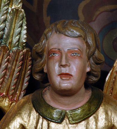 Zdjęcie nr 14: Ołtarz boczny umiejscowniony w prawym ramieniu transeptu, na jego krótszej ścianie. Architektoniczny, przyścienny, jednoosiowy, jednokondygnacyjny ze zwieńczeniem. Mensa drewniana w postaci stołu wspartego na czterech nogach naśladujących w formie filary z impostowymi, niezdobionymi kapitelami. Bez antepedium. Tabernakulum drewniane, skrzynkowe, jednodrzwiowe, w formie architektonicznej. Drzwiczki prostokątne, zamknięte półkoliście z płaskorzeźbionym, złoconym kielichem z hostią umieszczonym na srebrzonych obłokach. Jego lico artykułowane pilastrami o kanelurowanych trzonach i kompozytowych kapitelach, dźwigających wyłamany na ich osi, profilowany gzyms. Całość ujęta wolutami. Retabulum posadowione na wysokim, dwudzielnym, rozczłonkowanym architektonicznie cokole, dekorowanym prostokątnymi płycinami o złoconych brzegach. Przednie ramiona cokołu ustawione ukośnie w stosunku do osi ołtarza. Na nich złocone na całej wysokości kolumny o kompozytowych kapitelach, wysunięte przed pilastry z pseudokorynckimi kapitelami i kanelurowanymi trzonami. Podpory dźwigają wyłamane na ich osi, pełne belkowanie, przerwane na osi ołtarza. Na nim odcinki przyczółka w postaci wolut. Na architraw belkowania, ponad kapitelami kolumn, nałożone pojedyncze liście akantu. Pola odcinków przyczółka dekorowane złoconymi rocaille'ami. W polu ołtarza prostokątna nisza zamknięta łukiem półkolistym. Nisza ujęta złoconą, profilowaną ramą dekorowaną perełkowaniem. W niej pełnoplastyczna figura Chrystusa wskazującego na swoje serce. Wysokie, dużych rozmiarów zwieńczenie w kształcie łuku kotarowego o ściętym wierzchołku zamknięte łukiem wyniesionym, na osi którego kartusz wolutowy z zatkniętym u góry pojedynczym liściem akantu. Podcięte boki zwieńczenia zdobione przy brzegach złoceniem. W polu owalny obraz w złoconej, profilowanej ramie przedstawiający św. Kazimierza królewicza. Poniżej obrazu złocony, płaskorzeźbiony feston złożony z kampanul (brak jego prawej części). Na tylnych postumentach, również ustawionych ukośnie, na niewielkich cokołach, pełnoplastyczne figury klęczących na obłokach aniołów w szatach w kolorze zielonym i czerwonym, ukazanych w dynamicznych pozach. Anioł z lewej strony z dłońmi wskazującymi na piersi, prawy z dłońmi skrzyżowanymi na nich. Figury w pełni polichromowane w partiach karnacji oraz szat, gdzie dodatkowo złocone. Skrzydła utrzymane w tęczowych barwach, częściowo złocone. Wydłużone twarze z długimi wąskimi nosami oraz migdałowymi oczami. Włosy kręcone. Ołtarz pomalowany na kremowo. Złocenia w partiach ornamentu, załomach dekoracji architektonicznej, ramach obrazów oraz na kolumnach (całościowo).