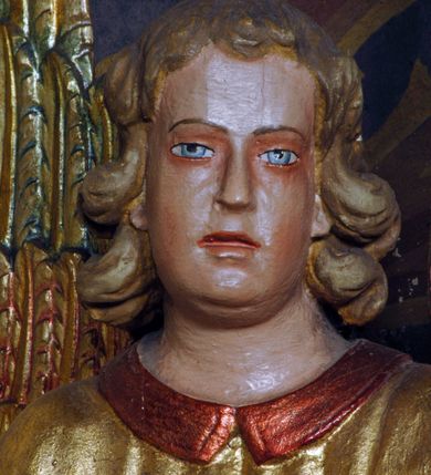 Zdjęcie nr 5: Ołtarz boczny umiejscowniony w prawym ramieniu transeptu, na jego krótszej ścianie. Architektoniczny, przyścienny, jednoosiowy, jednokondygnacyjny ze zwieńczeniem. Mensa drewniana w postaci stołu wspartego na czterech nogach naśladujących w formie filary z impostowymi, niezdobionymi kapitelami. Bez antepedium. Tabernakulum drewniane, skrzynkowe, jednodrzwiowe, w formie architektonicznej. Drzwiczki prostokątne, zamknięte półkoliście z płaskorzeźbionym, złoconym kielichem z hostią umieszczonym na srebrzonych obłokach. Jego lico artykułowane pilastrami o kanelurowanych trzonach i kompozytowych kapitelach, dźwigających wyłamany na ich osi, profilowany gzyms. Całość ujęta wolutami. Retabulum posadowione na wysokim, dwudzielnym, rozczłonkowanym architektonicznie cokole, dekorowanym prostokątnymi płycinami o złoconych brzegach. Przednie ramiona cokołu ustawione ukośnie w stosunku do osi ołtarza. Na nich złocone na całej wysokości kolumny o kompozytowych kapitelach, wysunięte przed pilastry z pseudokorynckimi kapitelami i kanelurowanymi trzonami. Podpory dźwigają wyłamane na ich osi, pełne belkowanie, przerwane na osi ołtarza. Na nim odcinki przyczółka w postaci wolut. Na architraw belkowania, ponad kapitelami kolumn, nałożone pojedyncze liście akantu. Pola odcinków przyczółka dekorowane złoconymi rocaille'ami. W polu ołtarza prostokątna nisza zamknięta łukiem półkolistym. Nisza ujęta złoconą, profilowaną ramą dekorowaną perełkowaniem. W niej pełnoplastyczna figura Chrystusa wskazującego na swoje serce. Wysokie, dużych rozmiarów zwieńczenie w kształcie łuku kotarowego o ściętym wierzchołku zamknięte łukiem wyniesionym, na osi którego kartusz wolutowy z zatkniętym u góry pojedynczym liściem akantu. Podcięte boki zwieńczenia zdobione przy brzegach złoceniem. W polu owalny obraz w złoconej, profilowanej ramie przedstawiający św. Kazimierza królewicza. Poniżej obrazu złocony, płaskorzeźbiony feston złożony z kampanul (brak jego prawej części). Na tylnych postumentach, również ustawionych ukośnie, na niewielkich cokołach, pełnoplastyczne figury klęczących na obłokach aniołów w szatach w kolorze zielonym i czerwonym, ukazanych w dynamicznych pozach. Anioł z lewej strony z dłońmi wskazującymi na piersi, prawy z dłońmi skrzyżowanymi na nich. Figury w pełni polichromowane w partiach karnacji oraz szat, gdzie dodatkowo złocone. Skrzydła utrzymane w tęczowych barwach, częściowo złocone. Wydłużone twarze z długimi wąskimi nosami oraz migdałowymi oczami. Włosy kręcone. Ołtarz pomalowany na kremowo. Złocenia w partiach ornamentu, załomach dekoracji architektonicznej, ramach obrazów oraz na kolumnach (całościowo).