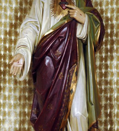 Zdjęcie nr 12: Ołtarz boczny umiejscowniony w prawym ramieniu transeptu, na jego krótszej ścianie. Architektoniczny, przyścienny, jednoosiowy, jednokondygnacyjny ze zwieńczeniem. Mensa drewniana w postaci stołu wspartego na czterech nogach naśladujących w formie filary z impostowymi, niezdobionymi kapitelami. Bez antepedium. Tabernakulum drewniane, skrzynkowe, jednodrzwiowe, w formie architektonicznej. Drzwiczki prostokątne, zamknięte półkoliście z płaskorzeźbionym, złoconym kielichem z hostią umieszczonym na srebrzonych obłokach. Jego lico artykułowane pilastrami o kanelurowanych trzonach i kompozytowych kapitelach, dźwigających wyłamany na ich osi, profilowany gzyms. Całość ujęta wolutami. Retabulum posadowione na wysokim, dwudzielnym, rozczłonkowanym architektonicznie cokole, dekorowanym prostokątnymi płycinami o złoconych brzegach. Przednie ramiona cokołu ustawione ukośnie w stosunku do osi ołtarza. Na nich złocone na całej wysokości kolumny o kompozytowych kapitelach, wysunięte przed pilastry z pseudokorynckimi kapitelami i kanelurowanymi trzonami. Podpory dźwigają wyłamane na ich osi, pełne belkowanie, przerwane na osi ołtarza. Na nim odcinki przyczółka w postaci wolut. Na architraw belkowania, ponad kapitelami kolumn, nałożone pojedyncze liście akantu. Pola odcinków przyczółka dekorowane złoconymi rocaille&#039;ami. W polu ołtarza prostokątna nisza zamknięta łukiem półkolistym. Nisza ujęta złoconą, profilowaną ramą dekorowaną perełkowaniem. W niej pełnoplastyczna figura Chrystusa wskazującego na swoje serce. Wysokie, dużych rozmiarów zwieńczenie w kształcie łuku kotarowego o ściętym wierzchołku zamknięte łukiem wyniesionym, na osi którego kartusz wolutowy z zatkniętym u góry pojedynczym liściem akantu. Podcięte boki zwieńczenia zdobione przy brzegach złoceniem. W polu owalny obraz w złoconej, profilowanej ramie przedstawiający św. Kazimierza królewicza. Poniżej obrazu złocony, płaskorzeźbiony feston złożony z kampanul (brak jego prawej części). Na tylnych postumentach, również ustawionych ukośnie, na niewielkich cokołach, pełnoplastyczne figury klęczących na obłokach aniołów w szatach w kolorze zielonym i czerwonym, ukazanych w dynamicznych pozach. Anioł z lewej strony z dłońmi wskazującymi na piersi, prawy z dłońmi skrzyżowanymi na nich. Figury w pełni polichromowane w partiach karnacji oraz szat, gdzie dodatkowo złocone. Skrzydła utrzymane w tęczowych barwach, częściowo złocone. Wydłużone twarze z długimi wąskimi nosami oraz migdałowymi oczami. Włosy kręcone. Ołtarz pomalowany na kremowo. Złocenia w partiach ornamentu, załomach dekoracji architektonicznej, ramach obrazów oraz na kolumnach (całościowo).