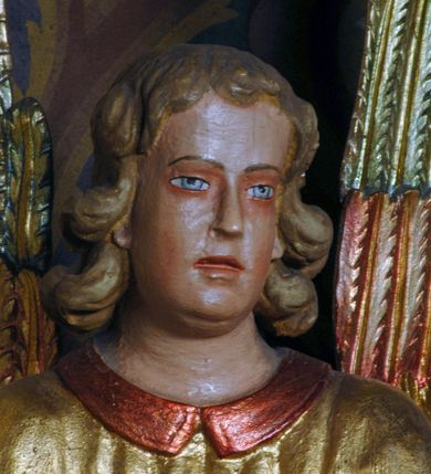 Zdjęcie nr 4: Ołtarz boczny umiejscowniony w prawym ramieniu transeptu, na jego krótszej ścianie. Architektoniczny, przyścienny, jednoosiowy, jednokondygnacyjny ze zwieńczeniem. Mensa drewniana w postaci stołu wspartego na czterech nogach naśladujących w formie filary z impostowymi, niezdobionymi kapitelami. Bez antepedium. Tabernakulum drewniane, skrzynkowe, jednodrzwiowe, w formie architektonicznej. Drzwiczki prostokątne, zamknięte półkoliście z płaskorzeźbionym, złoconym kielichem z hostią umieszczonym na srebrzonych obłokach. Jego lico artykułowane pilastrami o kanelurowanych trzonach i kompozytowych kapitelach, dźwigających wyłamany na ich osi, profilowany gzyms. Całość ujęta wolutami. Retabulum posadowione na wysokim, dwudzielnym, rozczłonkowanym architektonicznie cokole, dekorowanym prostokątnymi płycinami o złoconych brzegach. Przednie ramiona cokołu ustawione ukośnie w stosunku do osi ołtarza. Na nich złocone na całej wysokości kolumny o kompozytowych kapitelach, wysunięte przed pilastry z pseudokorynckimi kapitelami i kanelurowanymi trzonami. Podpory dźwigają wyłamane na ich osi, pełne belkowanie, przerwane na osi ołtarza. Na nim odcinki przyczółka w postaci wolut. Na architraw belkowania, ponad kapitelami kolumn, nałożone pojedyncze liście akantu. Pola odcinków przyczółka dekorowane złoconymi rocaille'ami. W polu ołtarza prostokątna nisza zamknięta łukiem półkolistym. Nisza ujęta złoconą, profilowaną ramą dekorowaną perełkowaniem. W niej pełnoplastyczna figura Chrystusa wskazującego na swoje serce. Wysokie, dużych rozmiarów zwieńczenie w kształcie łuku kotarowego o ściętym wierzchołku zamknięte łukiem wyniesionym, na osi którego kartusz wolutowy z zatkniętym u góry pojedynczym liściem akantu. Podcięte boki zwieńczenia zdobione przy brzegach złoceniem. W polu owalny obraz w złoconej, profilowanej ramie przedstawiający św. Kazimierza królewicza. Poniżej obrazu złocony, płaskorzeźbiony feston złożony z kampanul (brak jego prawej części). Na tylnych postumentach, również ustawionych ukośnie, na niewielkich cokołach, pełnoplastyczne figury klęczących na obłokach aniołów w szatach w kolorze zielonym i czerwonym, ukazanych w dynamicznych pozach. Anioł z lewej strony z dłońmi wskazującymi na piersi, prawy z dłońmi skrzyżowanymi na nich. Figury w pełni polichromowane w partiach karnacji oraz szat, gdzie dodatkowo złocone. Skrzydła utrzymane w tęczowych barwach, częściowo złocone. Wydłużone twarze z długimi wąskimi nosami oraz migdałowymi oczami. Włosy kręcone. Ołtarz pomalowany na kremowo. Złocenia w partiach ornamentu, załomach dekoracji architektonicznej, ramach obrazów oraz na kolumnach (całościowo).