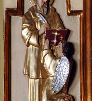 Zdjęcie nr 10: Ambona umieszczona na północnej ścianie, drugiego od prezbiterium przęsła nawy, przy lewym ramieniu transeptu. Ambona formie pięciobocznego kosza ze stożkowatą podstawą, zapleckiem i baldachimem zwieńczonym pełnoplastyczną rzeźbą archanioła dmącego w trąbę. Dostępna od wschodu – prowadzą do niej wysokie, trójdzielne schody z drewnianą balustradą. Dodatkowe drzwi znajdują się w ścianie północnej nawy, na prawo i nieco poniżej zaplecka. Stożkowata podstawa z polami dekorowanymi płaskorzeźbionymi, złoconymi rombami oddzielona od kosza za pomocą bogato profilowanego gzymsu. Kosz artykułowany za pomocą złoconych kolumienek na wolutowych postumentach, dźwigających odcinki niepełnego belkowania. W polach prostokątne płyciny o podciętych schodkowo podstawach zwieńczone łukiem nadwieszonym. W nich płaskorzeźbione przedstawienia od lewej: św. Jana z orłem piszącego piórem w księdze, stojącego na tle Golgoty, poniżej prostokątna tablica o ściętych narożach z napisem „Św(ięty) JAN”; św. Łukasza z piórem, kałamarzem i zamkniętą księgą w rękach, u jego stóp uskrzydlona głowa wołu, poniżej tablica z napisem „Św. ŁUKASZ”; Chrystusa siewcy ukazanego na tle pejzażu, poniżej tablica z monogramem „IHS”; św. Marka z księgą i piórem, uskrzydlony lew u jego stóp, poniżej tablica z napisem: „Św. MAREK”; św. Mateusza z piórem i księgą w ręku i klęczącym aniołem u jego stóp, poniżej tablica z napisem „Św(ięty) MATEUSZ”. Powyżej, w partiach fryzu analogiczne tablice z napisem „KTO JEST / Z BOGA / SŁÓW / BOŻYCH / SŁUCHA”. Kosz zwieńczony profilowanym gzymsem. Zaplecek ujęty pilastrami o kanelurowanych trzonach, w jego polu płycina w kształcie stojącego prostokąta o ściętych łukowato, wklęsłych narożach. W jej centrum płaskorzeźbione skrzyżowane tablice Dziesięciu Przykazań na srebrzonych obłokach, otoczone złoconymi promieniami. Baldachim czworoboczny zamknięty profilowanym gzymsem, pod którym podwieszona kotara z lambrekinem. Podniebie malowane na błękitny kolor z nałożoną w centrum, płaskorzeźbioną gołębicą Ducha Świętego w glorii. W zwieńczeniu ustawiona na wolutowym, rozczłonkowanym postumencie figura archanioła z trąbą. Rzeźba pełnoplastyczna, złocona, polichromowana. Postać wygięta łukowato, w prawej ręce wzniesionej ku górze trzyma długą trąbę. Lewej ręki brak. Anioł ubrany w długie, rozwiane, miękko układające się szaty przepasane sznurem. Twarz podłużna z wydatnymi policzkami, małym wystającym podbródkiem i dużymi, niebieskimi oczyma. Włosy sięgające ramion, kręcone, koloru brązowego.
Schody drewniane, trójdzielne z drewnianą balustradą zdobioną płycinami, w których nałożone, złocone aplikacje z silnie przestylizowanego akantu. Poręcz złocona zakończona niewielką wolutą.
Ambona malowana na kremowo, ze złoceniami w partiach ornamentów, załomach elementów architektonicznych oraz na szatach postaci.