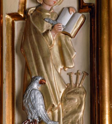 Zdjęcie nr 9: Ambona umieszczona na północnej ścianie, drugiego od prezbiterium przęsła nawy, przy lewym ramieniu transeptu. Ambona formie pięciobocznego kosza ze stożkowatą podstawą, zapleckiem i baldachimem zwieńczonym pełnoplastyczną rzeźbą archanioła dmącego w trąbę. Dostępna od wschodu – prowadzą do niej wysokie, trójdzielne schody z drewnianą balustradą. Dodatkowe drzwi znajdują się w ścianie północnej nawy, na prawo i nieco poniżej zaplecka. Stożkowata podstawa z polami dekorowanymi płaskorzeźbionymi, złoconymi rombami oddzielona od kosza za pomocą bogato profilowanego gzymsu. Kosz artykułowany za pomocą złoconych kolumienek na wolutowych postumentach, dźwigających odcinki niepełnego belkowania. W polach prostokątne płyciny o podciętych schodkowo podstawach zwieńczone łukiem nadwieszonym. W nich płaskorzeźbione przedstawienia od lewej: św. Jana z orłem piszącego piórem w księdze, stojącego na tle Golgoty, poniżej prostokątna tablica o ściętych narożach z napisem „Św(ięty) JAN”; św. Łukasza z piórem, kałamarzem i zamkniętą księgą w rękach, u jego stóp uskrzydlona głowa wołu, poniżej tablica z napisem „Św. ŁUKASZ”; Chrystusa siewcy ukazanego na tle pejzażu, poniżej tablica z monogramem „IHS”; św. Marka z księgą i piórem, uskrzydlony lew u jego stóp, poniżej tablica z napisem: „Św. MAREK”; św. Mateusza z piórem i księgą w ręku i klęczącym aniołem u jego stóp, poniżej tablica z napisem „Św(ięty) MATEUSZ”. Powyżej, w partiach fryzu analogiczne tablice z napisem „KTO JEST / Z BOGA / SŁÓW / BOŻYCH / SŁUCHA”. Kosz zwieńczony profilowanym gzymsem. Zaplecek ujęty pilastrami o kanelurowanych trzonach, w jego polu płycina w kształcie stojącego prostokąta o ściętych łukowato, wklęsłych narożach. W jej centrum płaskorzeźbione skrzyżowane tablice Dziesięciu Przykazań na srebrzonych obłokach, otoczone złoconymi promieniami. Baldachim czworoboczny zamknięty profilowanym gzymsem, pod którym podwieszona kotara z lambrekinem. Podniebie malowane na błękitny kolor z nałożoną w centrum, płaskorzeźbioną gołębicą Ducha Świętego w glorii. W zwieńczeniu ustawiona na wolutowym, rozczłonkowanym postumencie figura archanioła z trąbą. Rzeźba pełnoplastyczna, złocona, polichromowana. Postać wygięta łukowato, w prawej ręce wzniesionej ku górze trzyma długą trąbę. Lewej ręki brak. Anioł ubrany w długie, rozwiane, miękko układające się szaty przepasane sznurem. Twarz podłużna z wydatnymi policzkami, małym wystającym podbródkiem i dużymi, niebieskimi oczyma. Włosy sięgające ramion, kręcone, koloru brązowego.
Schody drewniane, trójdzielne z drewnianą balustradą zdobioną płycinami, w których nałożone, złocone aplikacje z silnie przestylizowanego akantu. Poręcz złocona zakończona niewielką wolutą.
Ambona malowana na kremowo, ze złoceniami w partiach ornamentów, załomach elementów architektonicznych oraz na szatach postaci.