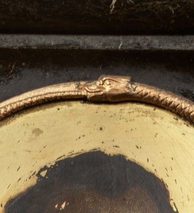 Zdjęcie nr 4: Rozbudowane epitafium utworzone z wysokiego cokołu z inskrypcją i wspartego na nim sarkofagu nakrytego tkaniną z portretem. Sarkofag stoi na trzech niewielkich nóżkach, zdobionych podwójnymi ustawionymi przeciwstawnie wolutami. Ma kształt równoramiennego trapezu, z dekorowaną perełkowaniem płyciną pośrodku i osadzonym w jej centrum, malowanym na owalnej, złoconej blasze portretem zmarłego. Zwieńczenie w kształcie łuku wklęsło-wypukłego, dekorowane złoconymi wolutami zakończonymi liśćmi akantu liściastymi wolutami w funkcji akroterionów oraz narzuconą nań, udrapowaną, białą tkaniną. Pośrodku owalny obraz w złoconej ramie naśladującej węża pożerającego własny ogon. Zmarły przedstawiony w popiersiu, z ciałem w trzech czwartych zwróconym w lewo. Ubrany w ciemny strój z wysokim kołnierzem. Tło jednolicie złocone. Na cokole, wspartym na dwóch piramidalnych konsolach ryta i złocona inskrypcja "FRANCISZKOWI ŁĄCKIEMU / KTÓRY DO ZASŁUG, I CNÓT OBYWATELSKICH, / ŁĄCZYŁ DOBROCZYNNOŚĆ. / A TEY BŁOGI WPŁYW DOSIĘGNĄŁ WIELU. / W WIEKU LAT 54 D(NIA) 15 WRZEŚNIA 1844. R(OKU) ZMARŁEMU."