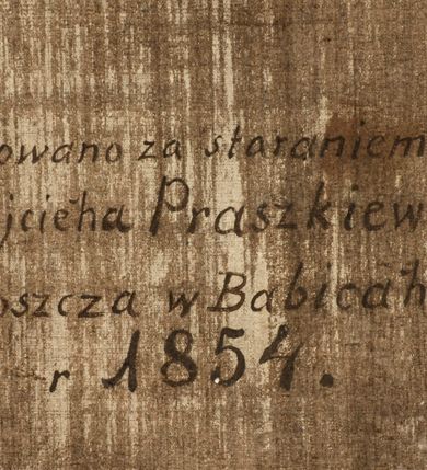 Zdjęcie nr 5: Obraz w kształcie stojącego prostokąta. Scena figuralna, dymaniczna. Prawą część obrazu zajmuje postać zwróconego niemal profilem w prawo Anioła Stróża w wydatnym wykroku i o pochylonej sylwetce. Prawą ręką przygarnia do siebie dziecko, lewą, wzniesioną, ciska piorunem. Przedstawiony, jako młody, atletycznie zbudowany młodzieniec, z twarzą ukazaną z profilu, włosy krótkie, mocny kark. Ubrany w niebieską, przepasaną sznurem, szatę z krótkimi rękawami oraz obfity jasno-różowy, bogato sfałdowany płaszcz, na stopach ma sandały wiązane rzemieniami.  Z tyłu biało-szare skrzydła. Stojące na skraju przepaści, wtulone w anioła dziecko wyciąga ku niemu obie ręce. Okrągłą twarz charakteryzują dziecięce rysy oraz wzniesione ku niebu oczy.  Ubrane jest w białe spodnie i tunikę sięgającą kolan przewiązaną w pasie sznurem, stopy bose. W lewym, dolnym rogu kompozycji, w przepaści wypełnionej ogniem ukazany w półpostaci diabeł. Głowę z rogami odwraca od anioła i osłania się rękami. Oczy duże, wyłupiaste, wystające zęby, duży, zakrzywiony nos; dłonie zaopatrzone w pazury. Ziemia, na której stoją postaci ciemno-brązowa, tło stanowią szaro-błękitno-żółte obłoki. Nad postacią anioła tablice Mojżeszowe. Kolorystyka obrazu jasna, pastelowa, stonowana. Modelunek bardzo miękki. Pod lewą stopą anioła trudna do odczytania sygnatura „Wojciech Eliasz 1854". 

Z tyłu napis „Malowane za staraniem / x(ędza) Wojciecha Praszkiewicza / Proboszcza w Babicach 1854 r[oku]”.

