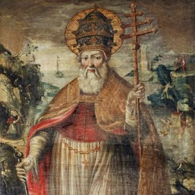 Zdjęcie nr 1: Obraz w kształcie stojącego prostokąta, w prostych, drewnianych, pozłacanych ramach. Postać świętego zajmuje prawie całe pole obrazu. Stoi on w lekkim kontrapoście, z lewą nogą wysuniętą do przodu. Ma twarz starszego mężczyzny z siwą brodą i wąsami, nos długi i wydatny, oczy ciemne, przenikliwe. Na głowie tiara zdobiona szlachetnymi kamieniami oraz perłami. Wokół głowy złocisty nimb. Święty jest ubrany w białą, marszczącą się w drobne fałdki rokietę, wykończoną ząbkami z haftem. Na rokiecie czerwona mozetta zapinana na małe guziki. W pasie złoty łańcuch z krzyżem. Okrycie wierzchnie stanowi złota kapa z czerwoną podszewką, spięta pod szyją ozdobną klamrą. Jej boki są wyszywane perłami. Na rękach papież ma długie, białe rękawiczki pontyfikalne z krzyżami na końcach. W prawej, opuszczonej ręce trzyma opartą o ziemię dwuzębną kotwicę. W lewej ręce krzyż papieski na długim drzewcu. Słabo widoczne tło stanowi górsko-morski krajobraz. Ziemia na pierwszym planie brunatna z ubogą roślinnością. Po bokach, od dołu ku górze niewielkie, słabo widoczne sceny figuralne przedstawiające epizody z żywota św. Klemensa. Po lewej stronie obrazu klęcząca i modląca się wśród skał postać świętego, powyżej dwóch pracujących mężczyzn, baranek oraz w oddali, na morzu, statek z opuszczonymi żaglami. Po prawej stronie ptak siedzący na gałęzi, dalej budynek unoszony przez parę aniołów, powyżej trzy postaci stojące nad urwistym brzegiem morskim, zrzucające półnagiego mężczyznę z kotwicą uwieszoną u szyi ze skały. W głębi wieża na rzucie kwadratu. Tło wraz ze sztafażem zielono-szare, niebo szare. Kolorystyka całości pociemniała, stonowana.