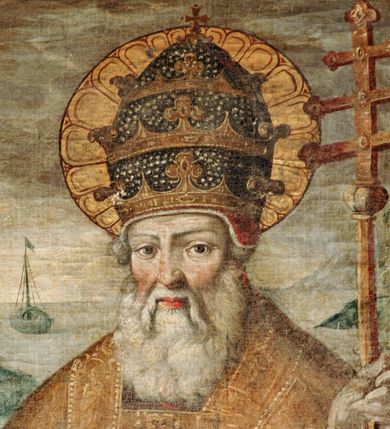 Zdjęcie nr 2: Obraz w kształcie stojącego prostokąta, w prostych, drewnianych, pozłacanych ramach. Postać świętego zajmuje prawie całe pole obrazu. Stoi on w lekkim kontrapoście, z lewą nogą wysuniętą do przodu. Ma twarz starszego mężczyzny z siwą brodą i wąsami, nos długi i wydatny, oczy ciemne, przenikliwe. Na głowie tiara zdobiona szlachetnymi kamieniami oraz perłami. Wokół głowy złocisty nimb. Święty jest ubrany w białą, marszczącą się w drobne fałdki rokietę, wykończoną ząbkami z haftem. Na rokiecie czerwona mozetta zapinana na małe guziki. W pasie złoty łańcuch z krzyżem. Okrycie wierzchnie stanowi złota kapa z czerwoną podszewką, spięta pod szyją ozdobną klamrą. Jej boki są wyszywane perłami. Na rękach papież ma długie, białe rękawiczki pontyfikalne z krzyżami na końcach. W prawej, opuszczonej ręce trzyma opartą o ziemię dwuzębną kotwicę. W lewej ręce krzyż papieski na długim drzewcu. Słabo widoczne tło stanowi górsko-morski krajobraz. Ziemia na pierwszym planie brunatna z ubogą roślinnością. Po bokach, od dołu ku górze niewielkie, słabo widoczne sceny figuralne przedstawiające epizody z żywota św. Klemensa. Po lewej stronie obrazu klęcząca i modląca się wśród skał postać świętego, powyżej dwóch pracujących mężczyzn, baranek oraz w oddali, na morzu, statek z opuszczonymi żaglami. Po prawej stronie ptak siedzący na gałęzi, dalej budynek unoszony przez parę aniołów, powyżej trzy postaci stojące nad urwistym brzegiem morskim, zrzucające półnagiego mężczyznę z kotwicą uwieszoną u szyi ze skały. W głębi wieża na rzucie kwadratu. Tło wraz ze sztafażem zielono-szare, niebo szare. Kolorystyka całości pociemniała, stonowana.