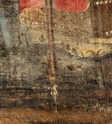 Zdjęcie nr 20: Obraz w kształcie stojącego prostokąta, w prostych, drewnianych, pozłacanych ramach. Postać świętego zajmuje prawie całe pole obrazu. Stoi on w lekkim kontrapoście, z lewą nogą wysuniętą do przodu. Ma twarz starszego mężczyzny z siwą brodą i wąsami, nos długi i wydatny, oczy ciemne, przenikliwe. Na głowie tiara zdobiona szlachetnymi kamieniami oraz perłami. Wokół głowy złocisty nimb. Święty jest ubrany w białą, marszczącą się w drobne fałdki rokietę, wykończoną ząbkami z haftem. Na rokiecie czerwona mozetta zapinana na małe guziki. W pasie złoty łańcuch z krzyżem. Okrycie wierzchnie stanowi złota kapa z czerwoną podszewką, spięta pod szyją ozdobną klamrą. Jej boki są wyszywane perłami. Na rękach papież ma długie, białe rękawiczki pontyfikalne z krzyżami na końcach. W prawej, opuszczonej ręce trzyma opartą o ziemię dwuzębną kotwicę. W lewej ręce krzyż papieski na długim drzewcu. Słabo widoczne tło stanowi górsko-morski krajobraz. Ziemia na pierwszym planie brunatna z ubogą roślinnością. Po bokach, od dołu ku górze niewielkie, słabo widoczne sceny figuralne przedstawiające epizody z żywota św. Klemensa. Po lewej stronie obrazu klęcząca i modląca się wśród skał postać świętego, powyżej dwóch pracujących mężczyzn, baranek oraz w oddali, na morzu, statek z opuszczonymi żaglami. Po prawej stronie ptak siedzący na gałęzi, dalej budynek unoszony przez parę aniołów, powyżej trzy postaci stojące nad urwistym brzegiem morskim, zrzucające półnagiego mężczyznę z kotwicą uwieszoną u szyi ze skały. W głębi wieża na rzucie kwadratu. Tło wraz ze sztafażem zielono-szare, niebo szare. Kolorystyka całości pociemniała, stonowana.