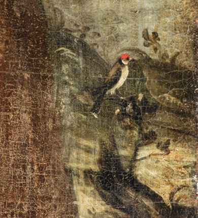 Zdjęcie nr 8: Obraz w kształcie stojącego prostokąta, w prostych, drewnianych, pozłacanych ramach. Postać świętego zajmuje prawie całe pole obrazu. Stoi on w lekkim kontrapoście, z lewą nogą wysuniętą do przodu. Ma twarz starszego mężczyzny z siwą brodą i wąsami, nos długi i wydatny, oczy ciemne, przenikliwe. Na głowie tiara zdobiona szlachetnymi kamieniami oraz perłami. Wokół głowy złocisty nimb. Święty jest ubrany w białą, marszczącą się w drobne fałdki rokietę, wykończoną ząbkami z haftem. Na rokiecie czerwona mozetta zapinana na małe guziki. W pasie złoty łańcuch z krzyżem. Okrycie wierzchnie stanowi złota kapa z czerwoną podszewką, spięta pod szyją ozdobną klamrą. Jej boki są wyszywane perłami. Na rękach papież ma długie, białe rękawiczki pontyfikalne z krzyżami na końcach. W prawej, opuszczonej ręce trzyma opartą o ziemię dwuzębną kotwicę. W lewej ręce krzyż papieski na długim drzewcu. Słabo widoczne tło stanowi górsko-morski krajobraz. Ziemia na pierwszym planie brunatna z ubogą roślinnością. Po bokach, od dołu ku górze niewielkie, słabo widoczne sceny figuralne przedstawiające epizody z żywota św. Klemensa. Po lewej stronie obrazu klęcząca i modląca się wśród skał postać świętego, powyżej dwóch pracujących mężczyzn, baranek oraz w oddali, na morzu, statek z opuszczonymi żaglami. Po prawej stronie ptak siedzący na gałęzi, dalej budynek unoszony przez parę aniołów, powyżej trzy postaci stojące nad urwistym brzegiem morskim, zrzucające półnagiego mężczyznę z kotwicą uwieszoną u szyi ze skały. W głębi wieża na rzucie kwadratu. Tło wraz ze sztafażem zielono-szare, niebo szare. Kolorystyka całości pociemniała, stonowana.