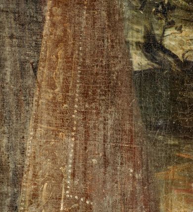 Zdjęcie nr 9: Obraz w kształcie stojącego prostokąta, w prostych, drewnianych, pozłacanych ramach. Postać świętego zajmuje prawie całe pole obrazu. Stoi on w lekkim kontrapoście, z lewą nogą wysuniętą do przodu. Ma twarz starszego mężczyzny z siwą brodą i wąsami, nos długi i wydatny, oczy ciemne, przenikliwe. Na głowie tiara zdobiona szlachetnymi kamieniami oraz perłami. Wokół głowy złocisty nimb. Święty jest ubrany w białą, marszczącą się w drobne fałdki rokietę, wykończoną ząbkami z haftem. Na rokiecie czerwona mozetta zapinana na małe guziki. W pasie złoty łańcuch z krzyżem. Okrycie wierzchnie stanowi złota kapa z czerwoną podszewką, spięta pod szyją ozdobną klamrą. Jej boki są wyszywane perłami. Na rękach papież ma długie, białe rękawiczki pontyfikalne z krzyżami na końcach. W prawej, opuszczonej ręce trzyma opartą o ziemię dwuzębną kotwicę. W lewej ręce krzyż papieski na długim drzewcu. Słabo widoczne tło stanowi górsko-morski krajobraz. Ziemia na pierwszym planie brunatna z ubogą roślinnością. Po bokach, od dołu ku górze niewielkie, słabo widoczne sceny figuralne przedstawiające epizody z żywota św. Klemensa. Po lewej stronie obrazu klęcząca i modląca się wśród skał postać świętego, powyżej dwóch pracujących mężczyzn, baranek oraz w oddali, na morzu, statek z opuszczonymi żaglami. Po prawej stronie ptak siedzący na gałęzi, dalej budynek unoszony przez parę aniołów, powyżej trzy postaci stojące nad urwistym brzegiem morskim, zrzucające półnagiego mężczyznę z kotwicą uwieszoną u szyi ze skały. W głębi wieża na rzucie kwadratu. Tło wraz ze sztafażem zielono-szare, niebo szare. Kolorystyka całości pociemniała, stonowana.