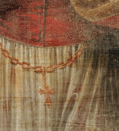 Zdjęcie nr 16: Obraz w kształcie stojącego prostokąta, w prostych, drewnianych, pozłacanych ramach. Postać świętego zajmuje prawie całe pole obrazu. Stoi on w lekkim kontrapoście, z lewą nogą wysuniętą do przodu. Ma twarz starszego mężczyzny z siwą brodą i wąsami, nos długi i wydatny, oczy ciemne, przenikliwe. Na głowie tiara zdobiona szlachetnymi kamieniami oraz perłami. Wokół głowy złocisty nimb. Święty jest ubrany w białą, marszczącą się w drobne fałdki rokietę, wykończoną ząbkami z haftem. Na rokiecie czerwona mozetta zapinana na małe guziki. W pasie złoty łańcuch z krzyżem. Okrycie wierzchnie stanowi złota kapa z czerwoną podszewką, spięta pod szyją ozdobną klamrą. Jej boki są wyszywane perłami. Na rękach papież ma długie, białe rękawiczki pontyfikalne z krzyżami na końcach. W prawej, opuszczonej ręce trzyma opartą o ziemię dwuzębną kotwicę. W lewej ręce krzyż papieski na długim drzewcu. Słabo widoczne tło stanowi górsko-morski krajobraz. Ziemia na pierwszym planie brunatna z ubogą roślinnością. Po bokach, od dołu ku górze niewielkie, słabo widoczne sceny figuralne przedstawiające epizody z żywota św. Klemensa. Po lewej stronie obrazu klęcząca i modląca się wśród skał postać świętego, powyżej dwóch pracujących mężczyzn, baranek oraz w oddali, na morzu, statek z opuszczonymi żaglami. Po prawej stronie ptak siedzący na gałęzi, dalej budynek unoszony przez parę aniołów, powyżej trzy postaci stojące nad urwistym brzegiem morskim, zrzucające półnagiego mężczyznę z kotwicą uwieszoną u szyi ze skały. W głębi wieża na rzucie kwadratu. Tło wraz ze sztafażem zielono-szare, niebo szare. Kolorystyka całości pociemniała, stonowana.