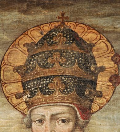 Zdjęcie nr 15: Obraz w kształcie stojącego prostokąta, w prostych, drewnianych, pozłacanych ramach. Postać świętego zajmuje prawie całe pole obrazu. Stoi on w lekkim kontrapoście, z lewą nogą wysuniętą do przodu. Ma twarz starszego mężczyzny z siwą brodą i wąsami, nos długi i wydatny, oczy ciemne, przenikliwe. Na głowie tiara zdobiona szlachetnymi kamieniami oraz perłami. Wokół głowy złocisty nimb. Święty jest ubrany w białą, marszczącą się w drobne fałdki rokietę, wykończoną ząbkami z haftem. Na rokiecie czerwona mozetta zapinana na małe guziki. W pasie złoty łańcuch z krzyżem. Okrycie wierzchnie stanowi złota kapa z czerwoną podszewką, spięta pod szyją ozdobną klamrą. Jej boki są wyszywane perłami. Na rękach papież ma długie, białe rękawiczki pontyfikalne z krzyżami na końcach. W prawej, opuszczonej ręce trzyma opartą o ziemię dwuzębną kotwicę. W lewej ręce krzyż papieski na długim drzewcu. Słabo widoczne tło stanowi górsko-morski krajobraz. Ziemia na pierwszym planie brunatna z ubogą roślinnością. Po bokach, od dołu ku górze niewielkie, słabo widoczne sceny figuralne przedstawiające epizody z żywota św. Klemensa. Po lewej stronie obrazu klęcząca i modląca się wśród skał postać świętego, powyżej dwóch pracujących mężczyzn, baranek oraz w oddali, na morzu, statek z opuszczonymi żaglami. Po prawej stronie ptak siedzący na gałęzi, dalej budynek unoszony przez parę aniołów, powyżej trzy postaci stojące nad urwistym brzegiem morskim, zrzucające półnagiego mężczyznę z kotwicą uwieszoną u szyi ze skały. W głębi wieża na rzucie kwadratu. Tło wraz ze sztafażem zielono-szare, niebo szare. Kolorystyka całości pociemniała, stonowana.