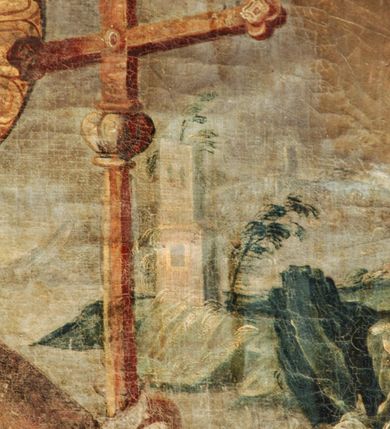 Zdjęcie nr 4: Obraz w kształcie stojącego prostokąta, w prostych, drewnianych, pozłacanych ramach. Postać świętego zajmuje prawie całe pole obrazu. Stoi on w lekkim kontrapoście, z lewą nogą wysuniętą do przodu. Ma twarz starszego mężczyzny z siwą brodą i wąsami, nos długi i wydatny, oczy ciemne, przenikliwe. Na głowie tiara zdobiona szlachetnymi kamieniami oraz perłami. Wokół głowy złocisty nimb. Święty jest ubrany w białą, marszczącą się w drobne fałdki rokietę, wykończoną ząbkami z haftem. Na rokiecie czerwona mozetta zapinana na małe guziki. W pasie złoty łańcuch z krzyżem. Okrycie wierzchnie stanowi złota kapa z czerwoną podszewką, spięta pod szyją ozdobną klamrą. Jej boki są wyszywane perłami. Na rękach papież ma długie, białe rękawiczki pontyfikalne z krzyżami na końcach. W prawej, opuszczonej ręce trzyma opartą o ziemię dwuzębną kotwicę. W lewej ręce krzyż papieski na długim drzewcu. Słabo widoczne tło stanowi górsko-morski krajobraz. Ziemia na pierwszym planie brunatna z ubogą roślinnością. Po bokach, od dołu ku górze niewielkie, słabo widoczne sceny figuralne przedstawiające epizody z żywota św. Klemensa. Po lewej stronie obrazu klęcząca i modląca się wśród skał postać świętego, powyżej dwóch pracujących mężczyzn, baranek oraz w oddali, na morzu, statek z opuszczonymi żaglami. Po prawej stronie ptak siedzący na gałęzi, dalej budynek unoszony przez parę aniołów, powyżej trzy postaci stojące nad urwistym brzegiem morskim, zrzucające półnagiego mężczyznę z kotwicą uwieszoną u szyi ze skały. W głębi wieża na rzucie kwadratu. Tło wraz ze sztafażem zielono-szare, niebo szare. Kolorystyka całości pociemniała, stonowana.