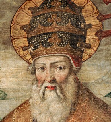 Zdjęcie nr 13: Obraz w kształcie stojącego prostokąta, w prostych, drewnianych, pozłacanych ramach. Postać świętego zajmuje prawie całe pole obrazu. Stoi on w lekkim kontrapoście, z lewą nogą wysuniętą do przodu. Ma twarz starszego mężczyzny z siwą brodą i wąsami, nos długi i wydatny, oczy ciemne, przenikliwe. Na głowie tiara zdobiona szlachetnymi kamieniami oraz perłami. Wokół głowy złocisty nimb. Święty jest ubrany w białą, marszczącą się w drobne fałdki rokietę, wykończoną ząbkami z haftem. Na rokiecie czerwona mozetta zapinana na małe guziki. W pasie złoty łańcuch z krzyżem. Okrycie wierzchnie stanowi złota kapa z czerwoną podszewką, spięta pod szyją ozdobną klamrą. Jej boki są wyszywane perłami. Na rękach papież ma długie, białe rękawiczki pontyfikalne z krzyżami na końcach. W prawej, opuszczonej ręce trzyma opartą o ziemię dwuzębną kotwicę. W lewej ręce krzyż papieski na długim drzewcu. Słabo widoczne tło stanowi górsko-morski krajobraz. Ziemia na pierwszym planie brunatna z ubogą roślinnością. Po bokach, od dołu ku górze niewielkie, słabo widoczne sceny figuralne przedstawiające epizody z żywota św. Klemensa. Po lewej stronie obrazu klęcząca i modląca się wśród skał postać świętego, powyżej dwóch pracujących mężczyzn, baranek oraz w oddali, na morzu, statek z opuszczonymi żaglami. Po prawej stronie ptak siedzący na gałęzi, dalej budynek unoszony przez parę aniołów, powyżej trzy postaci stojące nad urwistym brzegiem morskim, zrzucające półnagiego mężczyznę z kotwicą uwieszoną u szyi ze skały. W głębi wieża na rzucie kwadratu. Tło wraz ze sztafażem zielono-szare, niebo szare. Kolorystyka całości pociemniała, stonowana.