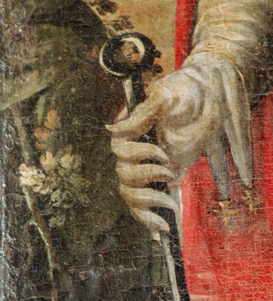 Zdjęcie nr 18: Obraz w kształcie stojącego prostokąta, w prostych, drewnianych, pozłacanych ramach. Postać świętego zajmuje prawie całe pole obrazu. Stoi on w lekkim kontrapoście, z lewą nogą wysuniętą do przodu. Ma twarz starszego mężczyzny z siwą brodą i wąsami, nos długi i wydatny, oczy ciemne, przenikliwe. Na głowie tiara zdobiona szlachetnymi kamieniami oraz perłami. Wokół głowy złocisty nimb. Święty jest ubrany w białą, marszczącą się w drobne fałdki rokietę, wykończoną ząbkami z haftem. Na rokiecie czerwona mozetta zapinana na małe guziki. W pasie złoty łańcuch z krzyżem. Okrycie wierzchnie stanowi złota kapa z czerwoną podszewką, spięta pod szyją ozdobną klamrą. Jej boki są wyszywane perłami. Na rękach papież ma długie, białe rękawiczki pontyfikalne z krzyżami na końcach. W prawej, opuszczonej ręce trzyma opartą o ziemię dwuzębną kotwicę. W lewej ręce krzyż papieski na długim drzewcu. Słabo widoczne tło stanowi górsko-morski krajobraz. Ziemia na pierwszym planie brunatna z ubogą roślinnością. Po bokach, od dołu ku górze niewielkie, słabo widoczne sceny figuralne przedstawiające epizody z żywota św. Klemensa. Po lewej stronie obrazu klęcząca i modląca się wśród skał postać świętego, powyżej dwóch pracujących mężczyzn, baranek oraz w oddali, na morzu, statek z opuszczonymi żaglami. Po prawej stronie ptak siedzący na gałęzi, dalej budynek unoszony przez parę aniołów, powyżej trzy postaci stojące nad urwistym brzegiem morskim, zrzucające półnagiego mężczyznę z kotwicą uwieszoną u szyi ze skały. W głębi wieża na rzucie kwadratu. Tło wraz ze sztafażem zielono-szare, niebo szare. Kolorystyka całości pociemniała, stonowana.