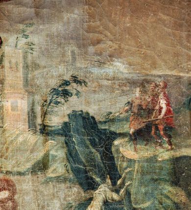 Zdjęcie nr 5: Obraz w kształcie stojącego prostokąta, w prostych, drewnianych, pozłacanych ramach. Postać świętego zajmuje prawie całe pole obrazu. Stoi on w lekkim kontrapoście, z lewą nogą wysuniętą do przodu. Ma twarz starszego mężczyzny z siwą brodą i wąsami, nos długi i wydatny, oczy ciemne, przenikliwe. Na głowie tiara zdobiona szlachetnymi kamieniami oraz perłami. Wokół głowy złocisty nimb. Święty jest ubrany w białą, marszczącą się w drobne fałdki rokietę, wykończoną ząbkami z haftem. Na rokiecie czerwona mozetta zapinana na małe guziki. W pasie złoty łańcuch z krzyżem. Okrycie wierzchnie stanowi złota kapa z czerwoną podszewką, spięta pod szyją ozdobną klamrą. Jej boki są wyszywane perłami. Na rękach papież ma długie, białe rękawiczki pontyfikalne z krzyżami na końcach. W prawej, opuszczonej ręce trzyma opartą o ziemię dwuzębną kotwicę. W lewej ręce krzyż papieski na długim drzewcu. Słabo widoczne tło stanowi górsko-morski krajobraz. Ziemia na pierwszym planie brunatna z ubogą roślinnością. Po bokach, od dołu ku górze niewielkie, słabo widoczne sceny figuralne przedstawiające epizody z żywota św. Klemensa. Po lewej stronie obrazu klęcząca i modląca się wśród skał postać świętego, powyżej dwóch pracujących mężczyzn, baranek oraz w oddali, na morzu, statek z opuszczonymi żaglami. Po prawej stronie ptak siedzący na gałęzi, dalej budynek unoszony przez parę aniołów, powyżej trzy postaci stojące nad urwistym brzegiem morskim, zrzucające półnagiego mężczyznę z kotwicą uwieszoną u szyi ze skały. W głębi wieża na rzucie kwadratu. Tło wraz ze sztafażem zielono-szare, niebo szare. Kolorystyka całości pociemniała, stonowana.