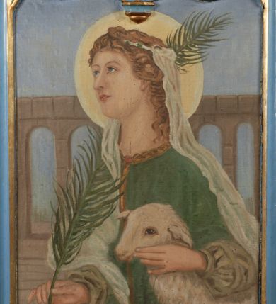 Zdjęcie nr 2: Feretron ujęty architektoniczną ramą skomponowaną z pary pinakli połączonych łukiem wypełnionym dekoracją maswerkową, osadzony na podstawie wydzielonej profilowanym gzymsem. Obraz w kształcie stojącego prostokąta zamknięty jest łukiem w ośli grzbiet, krawędź łuku zdobią złocone pełzanki. Na awersie znajduje się obraz przedstawiający  św. Agnieszkę ukazaną w popiersiu. Święta jest zwrócona profilem w lewo, ma długie, falowane włosy, na które nałożony jest biały welon opadający na plecy. Jest ubrana w jasnozieloną, zdobną suknię, w prawej ręce trzyma gałązkę palmową, lewą głaszcze baranka. W tle widoczna jest  schematycznie opracowana architektura.
 Na rewersie znajduje się przedstawienie Anioła Stróża prowadzącego dwójkę małych dzieci przez most. W tle rozpościera się wiejski pejzaż z burzą. Anioł ukazany całopostaciowo, jako jasnowłosy młodzieniec w jasnoróżowych szatach i seledynowym płaszczu. Dzieci ubrane są w stroje wiejskie, chłopiec ma krótkie spodnie i białą koszulę, dziewczyna białą bluzkę, czerwoną spódniczkę i błękitny fartuszek.