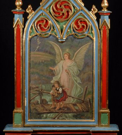 Zdjęcie nr 3: Feretron ujęty architektoniczną ramą skomponowaną z pary pinakli połączonych łukiem wypełnionym dekoracją maswerkową, osadzony na podstawie wydzielonej profilowanym gzymsem. Obraz w kształcie stojącego prostokąta zamknięty jest łukiem w ośli grzbiet, krawędź łuku zdobią złocone pełzanki. Na awersie znajduje się obraz przedstawiający  św. Agnieszkę ukazaną w popiersiu. Święta jest zwrócona profilem w lewo, ma długie, falowane włosy, na które nałożony jest biały welon opadający na plecy. Jest ubrana w jasnozieloną, zdobną suknię, w prawej ręce trzyma gałązkę palmową, lewą głaszcze baranka. W tle widoczna jest  schematycznie opracowana architektura.
 Na rewersie znajduje się przedstawienie Anioła Stróża prowadzącego dwójkę małych dzieci przez most. W tle rozpościera się wiejski pejzaż z burzą. Anioł ukazany całopostaciowo, jako jasnowłosy młodzieniec w jasnoróżowych szatach i seledynowym płaszczu. Dzieci ubrane są w stroje wiejskie, chłopiec ma krótkie spodnie i białą koszulę, dziewczyna białą bluzkę, czerwoną spódniczkę i błękitny fartuszek.