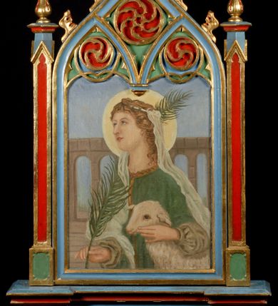 Zdjęcie nr 1: Feretron ujęty architektoniczną ramą skomponowaną z pary pinakli połączonych łukiem wypełnionym dekoracją maswerkową, osadzony na podstawie wydzielonej profilowanym gzymsem. Obraz w kształcie stojącego prostokąta zamknięty jest łukiem w ośli grzbiet, krawędź łuku zdobią złocone pełzanki. Na awersie znajduje się obraz przedstawiający  św. Agnieszkę ukazaną w popiersiu. Święta jest zwrócona profilem w lewo, ma długie, falowane włosy, na które nałożony jest biały welon opadający na plecy. Jest ubrana w jasnozieloną, zdobną suknię, w prawej ręce trzyma gałązkę palmową, lewą głaszcze baranka. W tle widoczna jest  schematycznie opracowana architektura.
 Na rewersie znajduje się przedstawienie Anioła Stróża prowadzącego dwójkę małych dzieci przez most. W tle rozpościera się wiejski pejzaż z burzą. Anioł ukazany całopostaciowo, jako jasnowłosy młodzieniec w jasnoróżowych szatach i seledynowym płaszczu. Dzieci ubrane są w stroje wiejskie, chłopiec ma krótkie spodnie i białą koszulę, dziewczyna białą bluzkę, czerwoną spódniczkę i błękitny fartuszek.