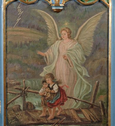 Zdjęcie nr 4: Feretron ujęty architektoniczną ramą skomponowaną z pary pinakli połączonych łukiem wypełnionym dekoracją maswerkową, osadzony na podstawie wydzielonej profilowanym gzymsem. Obraz w kształcie stojącego prostokąta zamknięty jest łukiem w ośli grzbiet, krawędź łuku zdobią złocone pełzanki. Na awersie znajduje się obraz przedstawiający  św. Agnieszkę ukazaną w popiersiu. Święta jest zwrócona profilem w lewo, ma długie, falowane włosy, na które nałożony jest biały welon opadający na plecy. Jest ubrana w jasnozieloną, zdobną suknię, w prawej ręce trzyma gałązkę palmową, lewą głaszcze baranka. W tle widoczna jest  schematycznie opracowana architektura.
 Na rewersie znajduje się przedstawienie Anioła Stróża prowadzącego dwójkę małych dzieci przez most. W tle rozpościera się wiejski pejzaż z burzą. Anioł ukazany całopostaciowo, jako jasnowłosy młodzieniec w jasnoróżowych szatach i seledynowym płaszczu. Dzieci ubrane są w stroje wiejskie, chłopiec ma krótkie spodnie i białą koszulę, dziewczyna białą bluzkę, czerwoną spódniczkę i błękitny fartuszek.