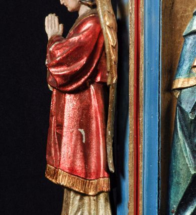 Zdjęcie nr 8: Feretron ma formy architektonczne. Podstawę flankuje para niewysokich, wielobocznych cokołów, nakrywa zaś gzyms wieńczący. Obrazy feretronu ujęte są profilowaną, polichromowaną i złoconą ramą w kształcie prostokąta zamkniętego łukiem w ośli grzbiet, zwieńczonym kwiatonem z krzyżem. Dodatkowo flankowana parą pełnoplastycznych, zwróconych w lustrzanym odbiciu na zewnątrz figurek aniołów stojących na niewysokich postumentach pod ozdobnymi baldachimami zwieńczonymi ażurowymi pinaklami z kwiatonami. Dodatkowo krawędzie łuku ramy zdobi ażurowy motyw astwerkowy. Detale architektoniczne pokrywa niebieska i czerwona polichromia oraz złocenia. Na awersie znajduje się płaskorzeźba Matki Boskiej Nieustającej Pomocy. Maria ukazana jest w półpostaci, frontalnie, z Dzieciątkiem na lewej ręce. Lekko przechyloną w prawo głową charakteryzuje twarz o młodzieńczych rysach i wyrazistych, ciemnych oczach. Maria ubrana jest w czerwoną suknię, błękitny, zarzucony na głowę płaszcz układający się rytmicznymi fałdami, dodatkowo głowę wieńczy korona, a wokół nie jest nimb. Prawą dłonią ujmuje dłonie tulącego się do niej i spoglądającego w prawo Dzieciątka. Jezus ubrany jest w złotą szatę, na stopie ma jeden, zsuwający się sandał. Charakteryzują go dziecięce rysy oraz krótkie, brązowe włosy. Na głowie ma koronę. Po obydwu stronach postaci widoczne są  niewielkie sylwetki aniołów w długich szatach trzymające w dłoniach krzyż oraz włócznię z gąbką i naczynie. Tło jest złocone.
 Na rewersie jest płaskorzeźbiony wizerunek św. biskupa ukazanego w półpostaci, frontalnie. Przechyloną w lewo głowę charakteryzuje wyraziście opracowana twarz z krótkim zarostem. Święty ubrany jest w srebrną suknię z krzyżem na piersi i jasnożółtą kapę z czerwoną podszewką, spiętą powyżej pektorału. Na głowie ma mitrę biskupią, wokół głowy nimb. W prawej dłoni trzyma pióro, zaś lewą podtrzymuje czerwoną księgę ze złoconymi okuciami i srebrny pastorał. Tło jest srebrne, z grawerowanym ornamentem akantowym. Płaskorzeźby i boczne anioły pokryte laserunkową malaturą.