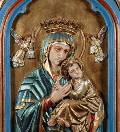 Zdjęcie nr 2: Feretron ma formy architektonczne. Podstawę flankuje para niewysokich, wielobocznych cokołów, nakrywa zaś gzyms wieńczący. Obrazy feretronu ujęte są profilowaną, polichromowaną i złoconą ramą w kształcie prostokąta zamkniętego łukiem w ośli grzbiet, zwieńczonym kwiatonem z krzyżem. Dodatkowo flankowana parą pełnoplastycznych, zwróconych w lustrzanym odbiciu na zewnątrz figurek aniołów stojących na niewysokich postumentach pod ozdobnymi baldachimami zwieńczonymi ażurowymi pinaklami z kwiatonami. Dodatkowo krawędzie łuku ramy zdobi ażurowy motyw astwerkowy. Detale architektoniczne pokrywa niebieska i czerwona polichromia oraz złocenia. Na awersie znajduje się płaskorzeźba Matki Boskiej Nieustającej Pomocy. Maria ukazana jest w półpostaci, frontalnie, z Dzieciątkiem na lewej ręce. Lekko przechyloną w prawo głową charakteryzuje twarz o młodzieńczych rysach i wyrazistych, ciemnych oczach. Maria ubrana jest w czerwoną suknię, błękitny, zarzucony na głowę płaszcz układający się rytmicznymi fałdami, dodatkowo głowę wieńczy korona, a wokół nie jest nimb. Prawą dłonią ujmuje dłonie tulącego się do niej i spoglądającego w prawo Dzieciątka. Jezus ubrany jest w złotą szatę, na stopie ma jeden, zsuwający się sandał. Charakteryzują go dziecięce rysy oraz krótkie, brązowe włosy. Na głowie ma koronę. Po obydwu stronach postaci widoczne są  niewielkie sylwetki aniołów w długich szatach trzymające w dłoniach krzyż oraz włócznię z gąbką i naczynie. Tło jest złocone.
 Na rewersie jest płaskorzeźbiony wizerunek św. biskupa ukazanego w półpostaci, frontalnie. Przechyloną w lewo głowę charakteryzuje wyraziście opracowana twarz z krótkim zarostem. Święty ubrany jest w srebrną suknię z krzyżem na piersi i jasnożółtą kapę z czerwoną podszewką, spiętą powyżej pektorału. Na głowie ma mitrę biskupią, wokół głowy nimb. W prawej dłoni trzyma pióro, zaś lewą podtrzymuje czerwoną księgę ze złoconymi okuciami i srebrny pastorał. Tło jest srebrne, z grawerowanym ornamentem akantowym. Płaskorzeźby i boczne anioły pokryte laserunkową malaturą.