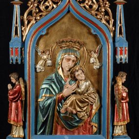 Zdjęcie nr 1: Feretron ma formy architektonczne. Podstawę flankuje para niewysokich, wielobocznych cokołów, nakrywa zaś gzyms wieńczący. Obrazy feretronu ujęte są profilowaną, polichromowaną i złoconą ramą w kształcie prostokąta zamkniętego łukiem w ośli grzbiet, zwieńczonym kwiatonem z krzyżem. Dodatkowo flankowana parą pełnoplastycznych, zwróconych w lustrzanym odbiciu na zewnątrz figurek aniołów stojących na niewysokich postumentach pod ozdobnymi baldachimami zwieńczonymi ażurowymi pinaklami z kwiatonami. Dodatkowo krawędzie łuku ramy zdobi ażurowy motyw astwerkowy. Detale architektoniczne pokrywa niebieska i czerwona polichromia oraz złocenia. Na awersie znajduje się płaskorzeźba Matki Boskiej Nieustającej Pomocy. Maria ukazana jest w półpostaci, frontalnie, z Dzieciątkiem na lewej ręce. Lekko przechyloną w prawo głową charakteryzuje twarz o młodzieńczych rysach i wyrazistych, ciemnych oczach. Maria ubrana jest w czerwoną suknię, błękitny, zarzucony na głowę płaszcz układający się rytmicznymi fałdami, dodatkowo głowę wieńczy korona, a wokół nie jest nimb. Prawą dłonią ujmuje dłonie tulącego się do niej i spoglądającego w prawo Dzieciątka. Jezus ubrany jest w złotą szatę, na stopie ma jeden, zsuwający się sandał. Charakteryzują go dziecięce rysy oraz krótkie, brązowe włosy. Na głowie ma koronę. Po obydwu stronach postaci widoczne są  niewielkie sylwetki aniołów w długich szatach trzymające w dłoniach krzyż oraz włócznię z gąbką i naczynie. Tło jest złocone.
 Na rewersie jest płaskorzeźbiony wizerunek św. biskupa ukazanego w półpostaci, frontalnie. Przechyloną w lewo głowę charakteryzuje wyraziście opracowana twarz z krótkim zarostem. Święty ubrany jest w srebrną suknię z krzyżem na piersi i jasnożółtą kapę z czerwoną podszewką, spiętą powyżej pektorału. Na głowie ma mitrę biskupią, wokół głowy nimb. W prawej dłoni trzyma pióro, zaś lewą podtrzymuje czerwoną księgę ze złoconymi okuciami i srebrny pastorał. Tło jest srebrne, z grawerowanym ornamentem akantowym. Płaskorzeźby i boczne anioły pokryte laserunkową malaturą.