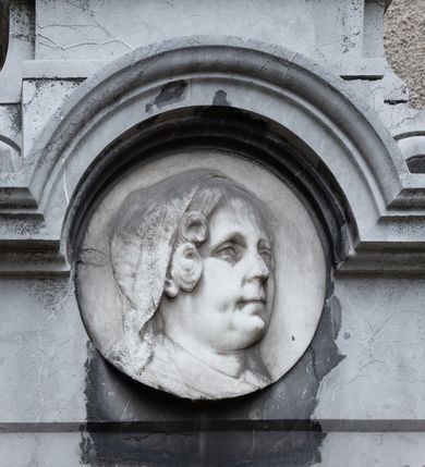 Zdjęcie nr 3: Przyścienne, architektoniczne, kamienne epitafium przy południowej, zewnętrznej ścianie kościoła, na lewo od kruchty. Osadzone jest na wysokim, prostopadłościennym cokole z nieobrobionego ciosu wapiennego. Na nim, mniejszy, dwudzielny marmurowy cokół artykułowany parą ostrosłupowych impostów wspierających gzyms, na którym osadzona para pilastrów z wyłamującym się ponad nimi gzymsem wieńczącym. Część środkowa, zwierająca tablice epitafijną, ujęta jest parą pilastrów o kapitelach toskańskich wspierających wysoki fryz i gzyms w formie nadwieszonego łuku półkolistego. Uskokowe zwieńczenie w kształcie leżącego prostokąta ujmuje para spływów wolutowych i nakrywa niski, trójkątny przyczółek. Pole cokołu epitafium zdobi okrągła rozeta. Płycina z tablicą epitafijną ma kształt stojącego prostokąta o wciętych schodkowo do wewnątrz narożach. W polu znajduje się inskrypcja „D(EO) O(PTIMO) M(AXIMO) / JÓZEFA SANOCKA / NAJCZULSZA I NAJPRZYWIĄZAŃ/SZA CÓRKA WZOROWA ŻONA. OPIE/KUNKA SIEROT I UBOGICH PEŁNA / NAJSZLACHETNIEJSZYCH PRZY/MIOTÓW DUSZY I SERCA, GORĄCO / KRAJ MIŁUJĄCA OBYWATELKA. / ZMARŁA W LIPOWCU 12GO MARCA / 1882 R(OKU) W WIEKU LAT 65, OSIERO/CIWSZY NIEUTULONYM W ŻALU / MATKĘ I MĘŻA / PROSI O WESTCHNIENIE / DO BOGA”.
 W środku fryzu znajduje się okrągły medalion z płaskorzeźbionym popiersiem zmarłej zwróconej w trzech czwartych w lewo. Zaokrągloną twarz zmarłej charakteryzują łagodne, pełne rysy starszej kobiety. Spod osłaniającego głowę czepca opadają na policzek dwa loki. 

 