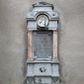 Zdjęcie nr 1: Przyścienne, architektoniczne, kamienne epitafium przy południowej, zewnętrznej ścianie kościoła, na lewo od kruchty. Osadzone jest na wysokim, prostopadłościennym cokole z nieobrobionego ciosu wapiennego. Na nim, mniejszy, dwudzielny marmurowy cokół artykułowany parą ostrosłupowych impostów wspierających gzyms, na którym osadzona para pilastrów z wyłamującym się ponad nimi gzymsem wieńczącym. Część środkowa, zwierająca tablice epitafijną, ujęta jest parą pilastrów o kapitelach toskańskich wspierających wysoki fryz i gzyms w formie nadwieszonego łuku półkolistego. Uskokowe zwieńczenie w kształcie leżącego prostokąta ujmuje para spływów wolutowych i nakrywa niski, trójkątny przyczółek. Pole cokołu epitafium zdobi okrągła rozeta. Płycina z tablicą epitafijną ma kształt stojącego prostokąta o wciętych schodkowo do wewnątrz narożach. W polu znajduje się inskrypcja „D(EO) O(PTIMO) M(AXIMO) / JÓZEFA SANOCKA / NAJCZULSZA I NAJPRZYWIĄZAŃ/SZA CÓRKA WZOROWA ŻONA. OPIE/KUNKA SIEROT I UBOGICH PEŁNA / NAJSZLACHETNIEJSZYCH PRZY/MIOTÓW DUSZY I SERCA, GORĄCO / KRAJ MIŁUJĄCA OBYWATELKA. / ZMARŁA W LIPOWCU 12GO MARCA / 1882 R(OKU) W WIEKU LAT 65, OSIERO/CIWSZY NIEUTULONYM W ŻALU / MATKĘ I MĘŻA / PROSI O WESTCHNIENIE / DO BOGA”.
 W środku fryzu znajduje się okrągły medalion z płaskorzeźbionym popiersiem zmarłej zwróconej w trzech czwartych w lewo. Zaokrągloną twarz zmarłej charakteryzują łagodne, pełne rysy starszej kobiety. Spod osłaniającego głowę czepca opadają na policzek dwa loki. 

 