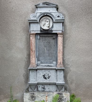 Zdjęcie nr 1: Przyścienne, architektoniczne, kamienne epitafium przy południowej, zewnętrznej ścianie kościoła, na lewo od kruchty. Osadzone jest na wysokim, prostopadłościennym cokole z nieobrobionego ciosu wapiennego. Na nim, mniejszy, dwudzielny marmurowy cokół artykułowany parą ostrosłupowych impostów wspierających gzyms, na którym osadzona para pilastrów z wyłamującym się ponad nimi gzymsem wieńczącym. Część środkowa, zwierająca tablice epitafijną, ujęta jest parą pilastrów o kapitelach toskańskich wspierających wysoki fryz i gzyms w formie nadwieszonego łuku półkolistego. Uskokowe zwieńczenie w kształcie leżącego prostokąta ujmuje para spływów wolutowych i nakrywa niski, trójkątny przyczółek. Pole cokołu epitafium zdobi okrągła rozeta. Płycina z tablicą epitafijną ma kształt stojącego prostokąta o wciętych schodkowo do wewnątrz narożach. W polu znajduje się inskrypcja „D(EO) O(PTIMO) M(AXIMO) / JÓZEFA SANOCKA / NAJCZULSZA I NAJPRZYWIĄZAŃ/SZA CÓRKA WZOROWA ŻONA. OPIE/KUNKA SIEROT I UBOGICH PEŁNA / NAJSZLACHETNIEJSZYCH PRZY/MIOTÓW DUSZY I SERCA, GORĄCO / KRAJ MIŁUJĄCA OBYWATELKA. / ZMARŁA W LIPOWCU 12GO MARCA / 1882 R(OKU) W WIEKU LAT 65, OSIERO/CIWSZY NIEUTULONYM W ŻALU / MATKĘ I MĘŻA / PROSI O WESTCHNIENIE / DO BOGA”.
 W środku fryzu znajduje się okrągły medalion z płaskorzeźbionym popiersiem zmarłej zwróconej w trzech czwartych w lewo. Zaokrągloną twarz zmarłej charakteryzują łagodne, pełne rysy starszej kobiety. Spod osłaniającego głowę czepca opadają na policzek dwa loki. 

 